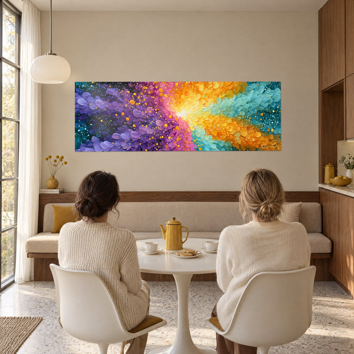 Tableau explosion florale abstraite rose, orange et bleu canard, éclats dorés, accroché au-dessus d'une table ronde blanche entre deux convives