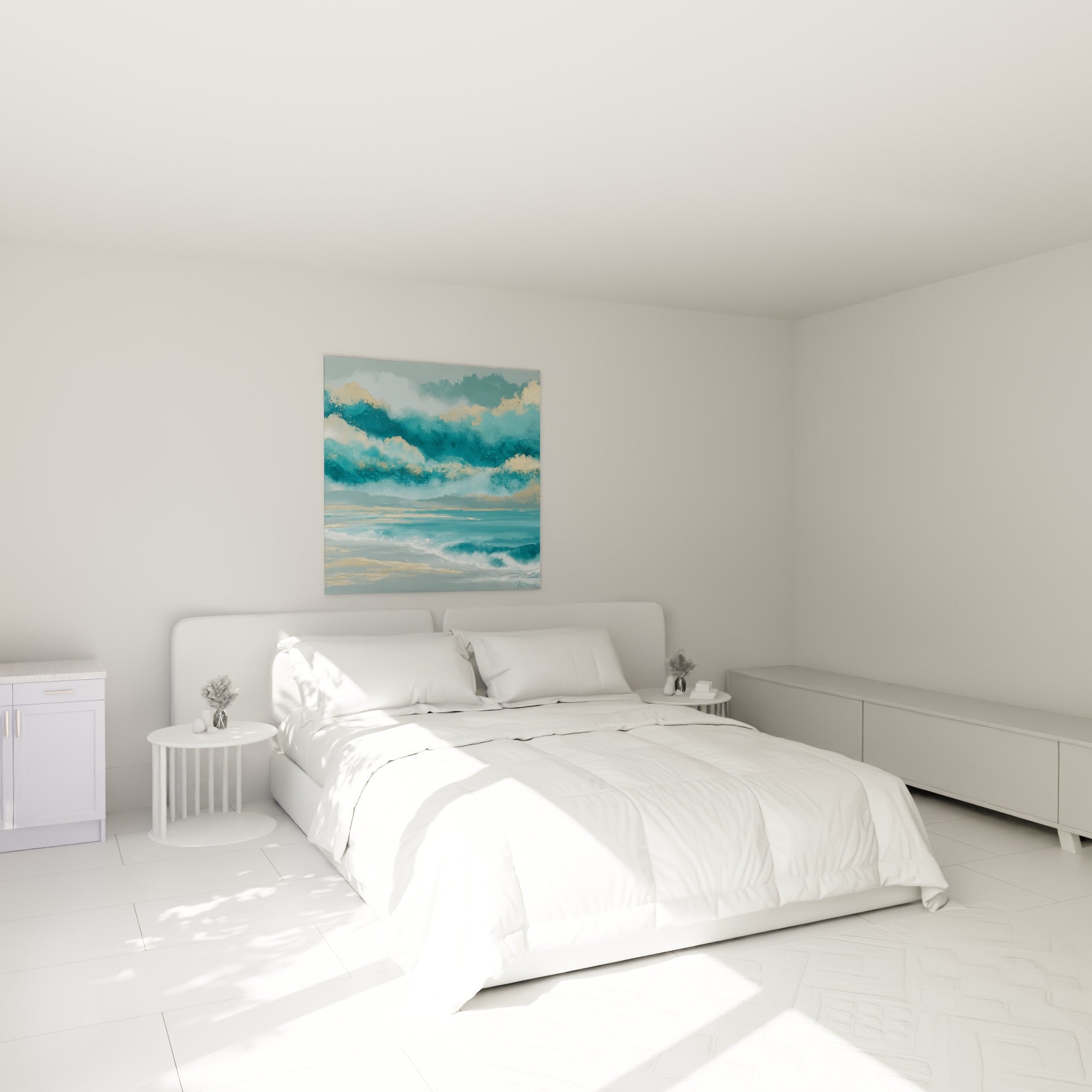 Écume turquoise et reflets dorés d'une mer agitée, accrochée au-dessus d'un lit dans une chambre claire