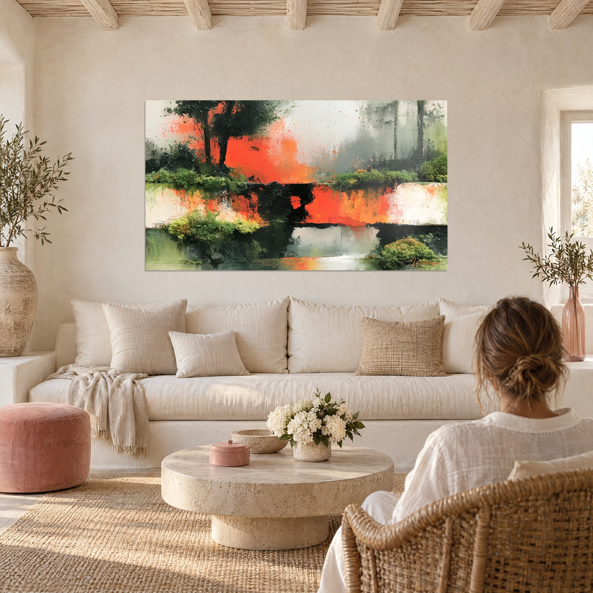 Tableau paysage abstrait en flammes orange sur fond vert mousse, deux personnes de dos, au-dessus d'un canapé dans un salon lumineux