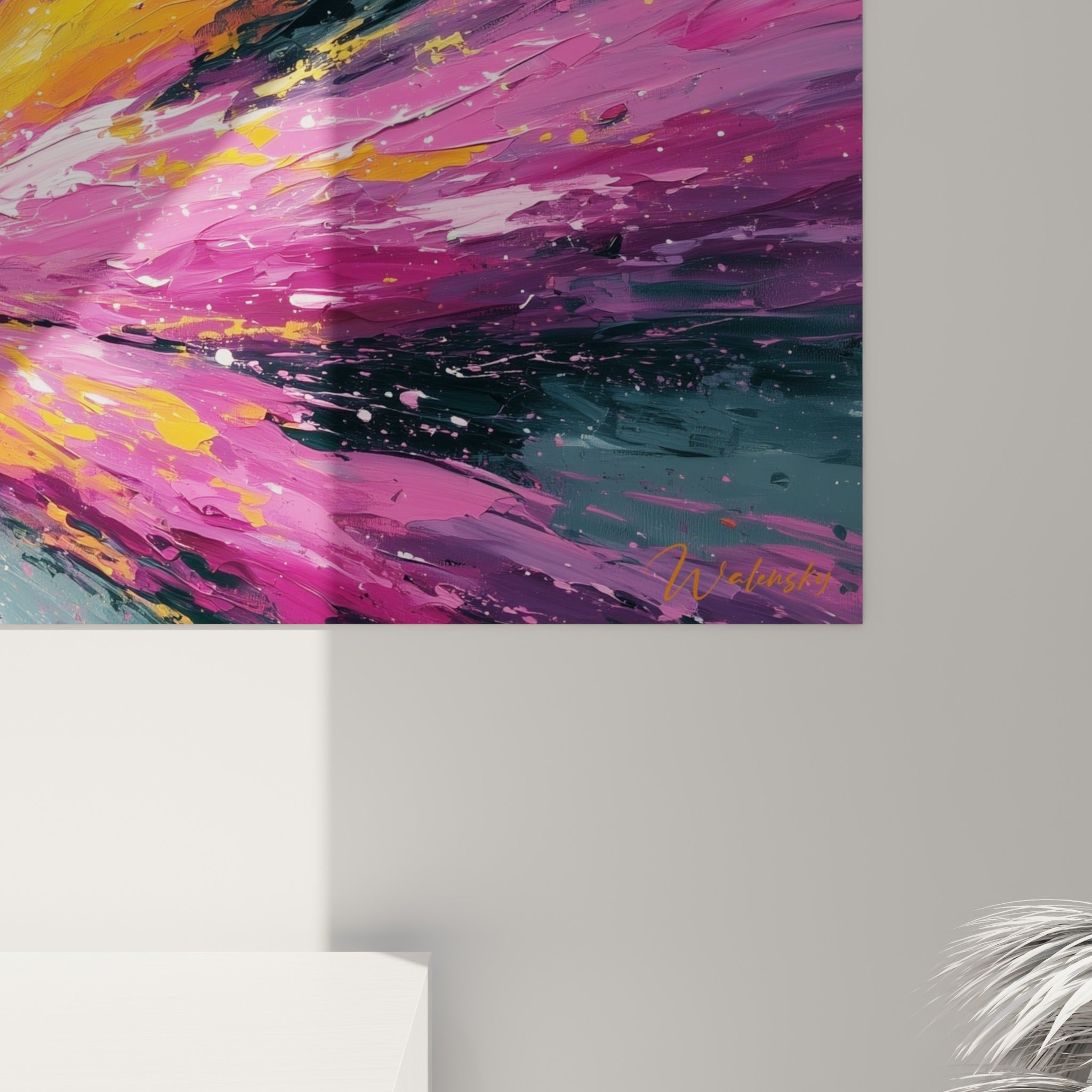Matière épaisse dorée et fuchsia sous la lumière, empâtements et coulures visibles en gros plan sur la toile