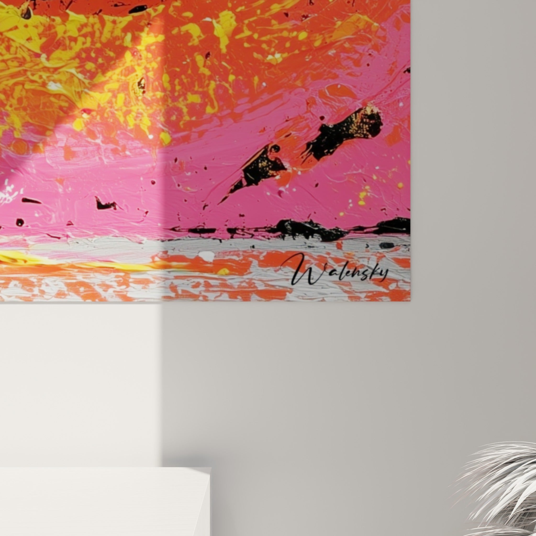 Empâtements de peinture orange et jaune se mêlant au noir granuleux, coulures roses et éclats blancs visibles