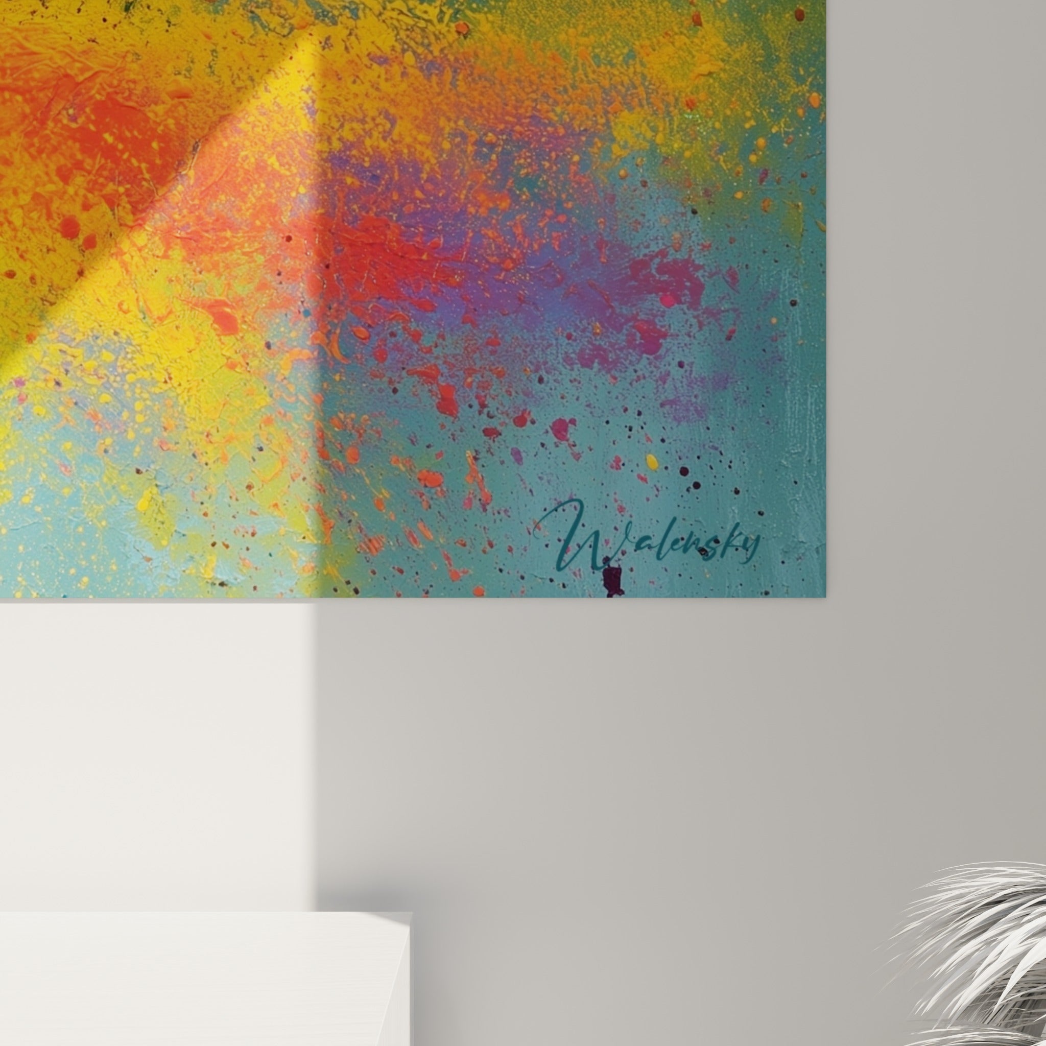 Empâtements épais et coulures fuchsia se mêlant au bleu pétrole, révélant le grain de la matière peinte
