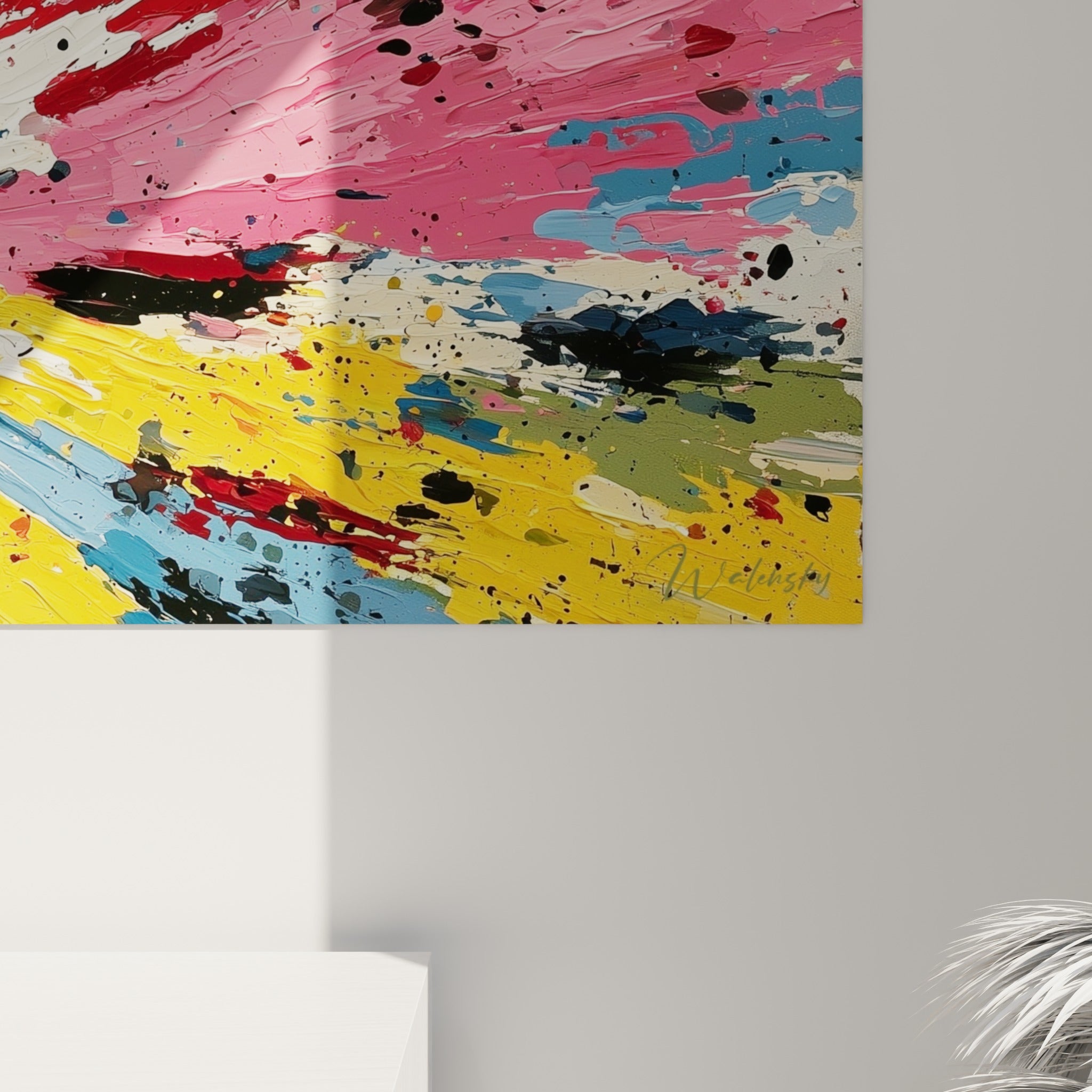 Empâtements épais de rose, jaune et bleu se mêlant en coulures autour du noyau noir de la toile