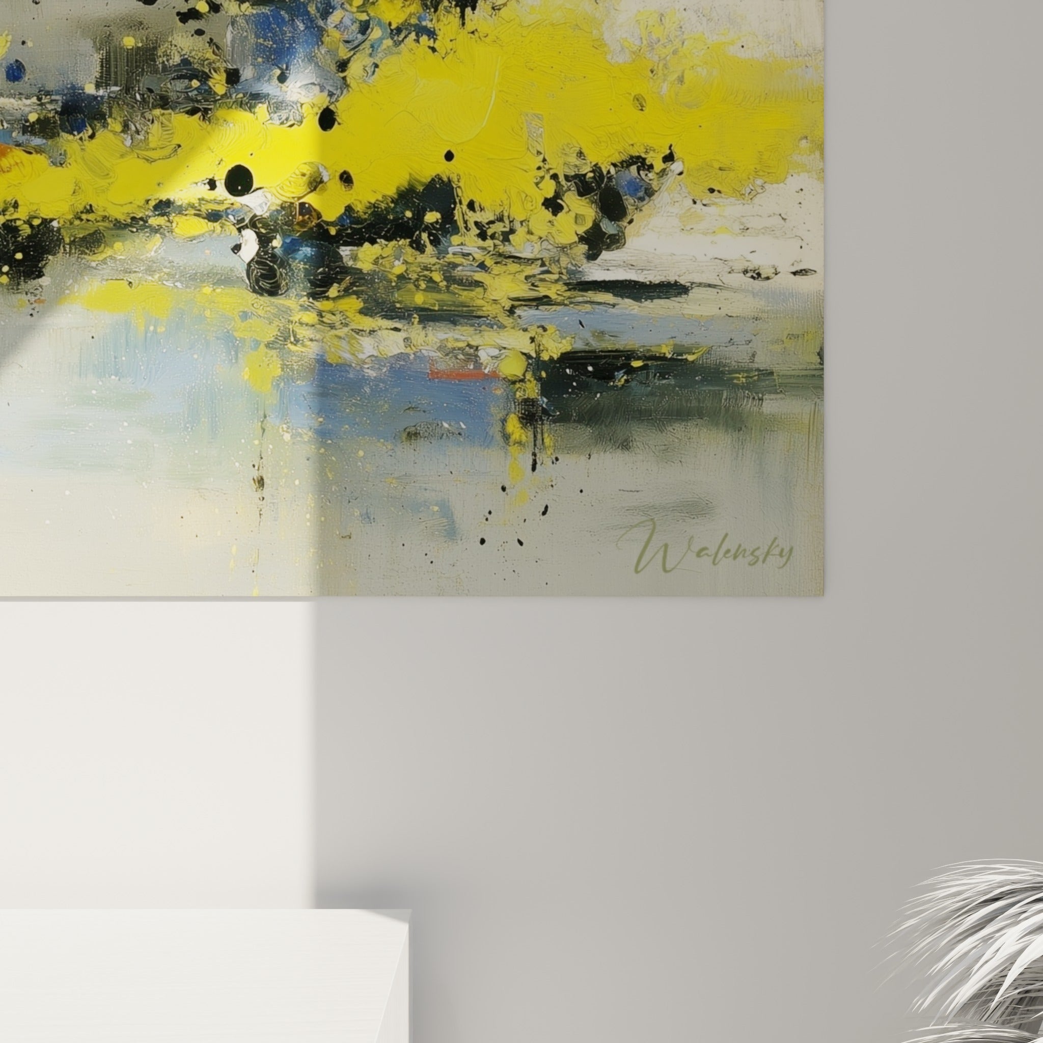 Empâtements jaunes et coulures noires sur fond gris perle, matière dense du style Peinture abstrait visible de près