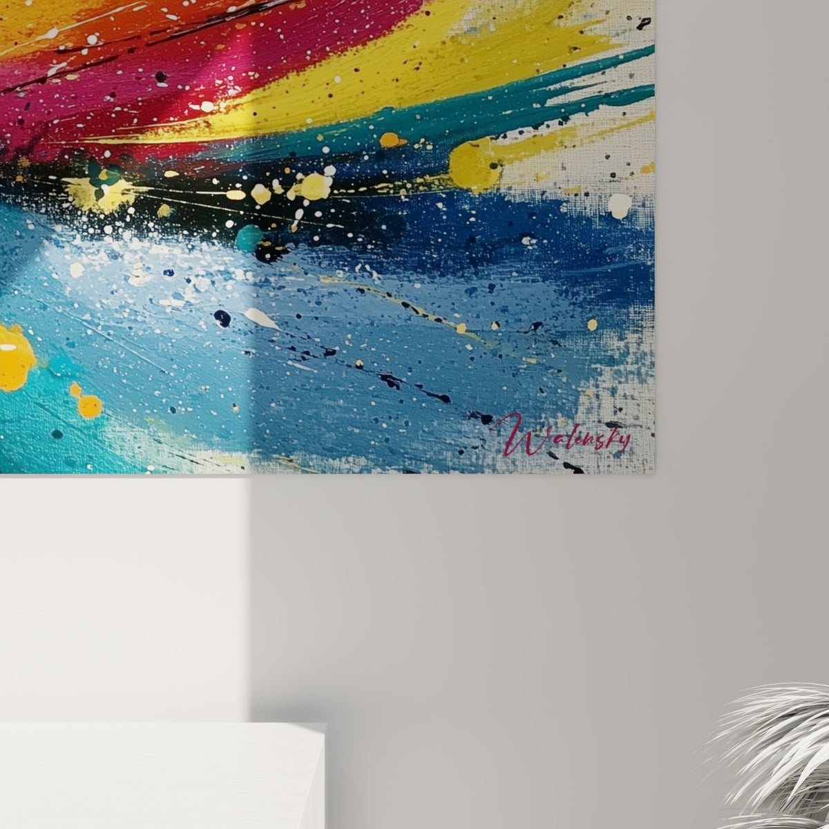 Empâtements jaunes et coulures bleu marine se mêlent à des projections roses et noires en gros plan sur la toile