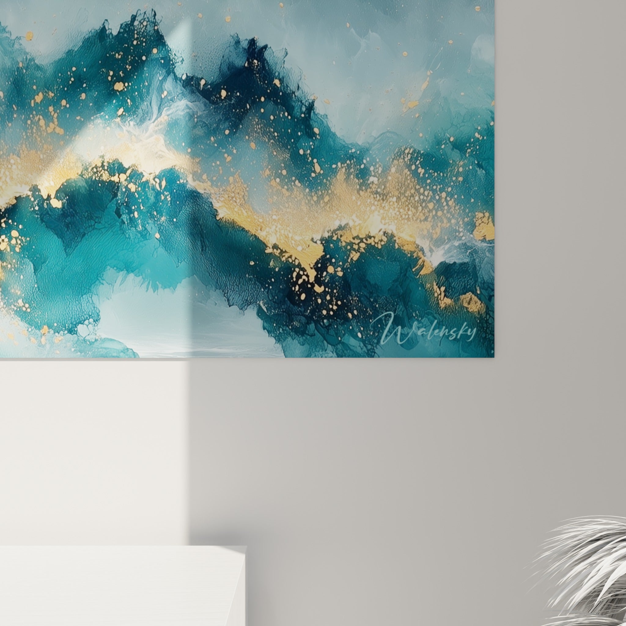 Grain texturé révélant empâtements bleu pétrole et éclats dorés sur la surface de la toile