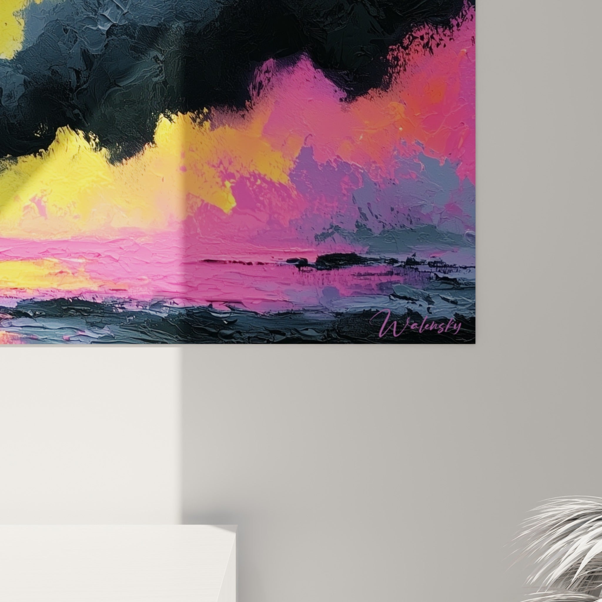 Empâtements épais de peinture rose fuchsia et jaune incandescent visibles en gros plan sur la toile