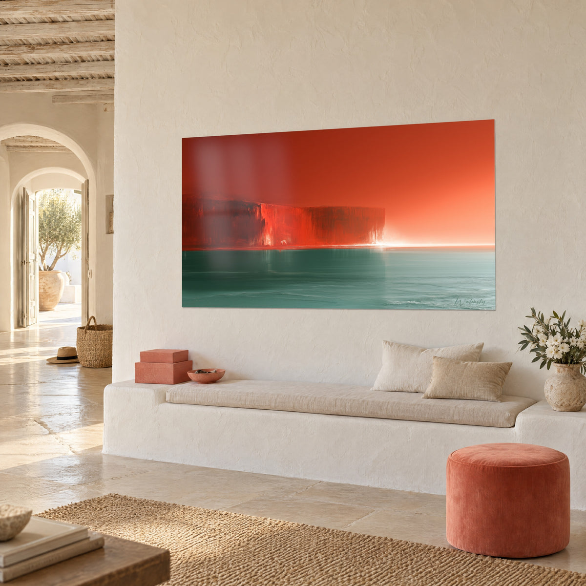 Tableau mur de roche vermillon face à l'horizon incandescent, eau vert sarcelle, accroché près d'une banquette blanche d'une maison méditerranéenne