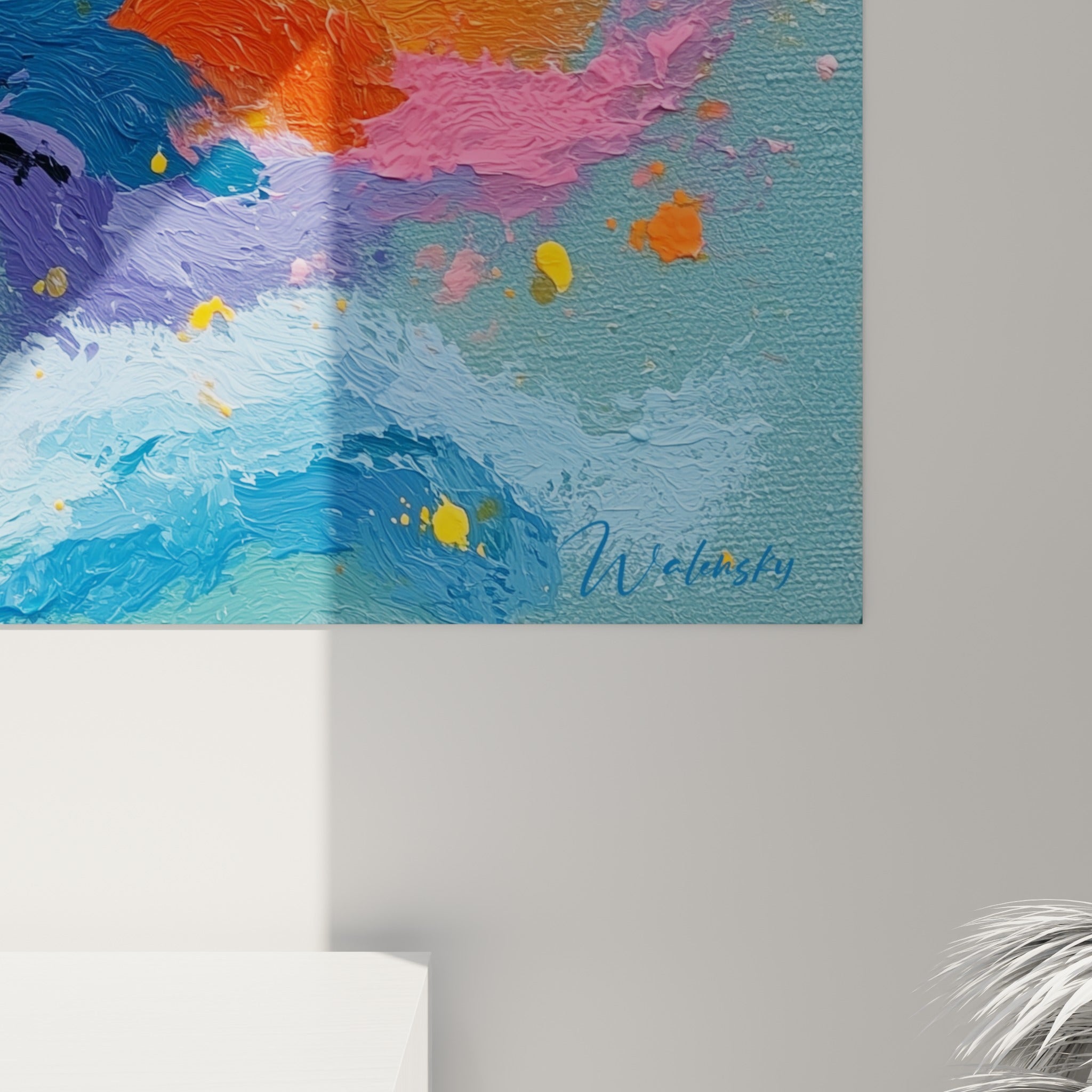 Empâtements épais orange, jaune et bleu marine visibles de près sur ce tableau style Peinture abstrait texturé