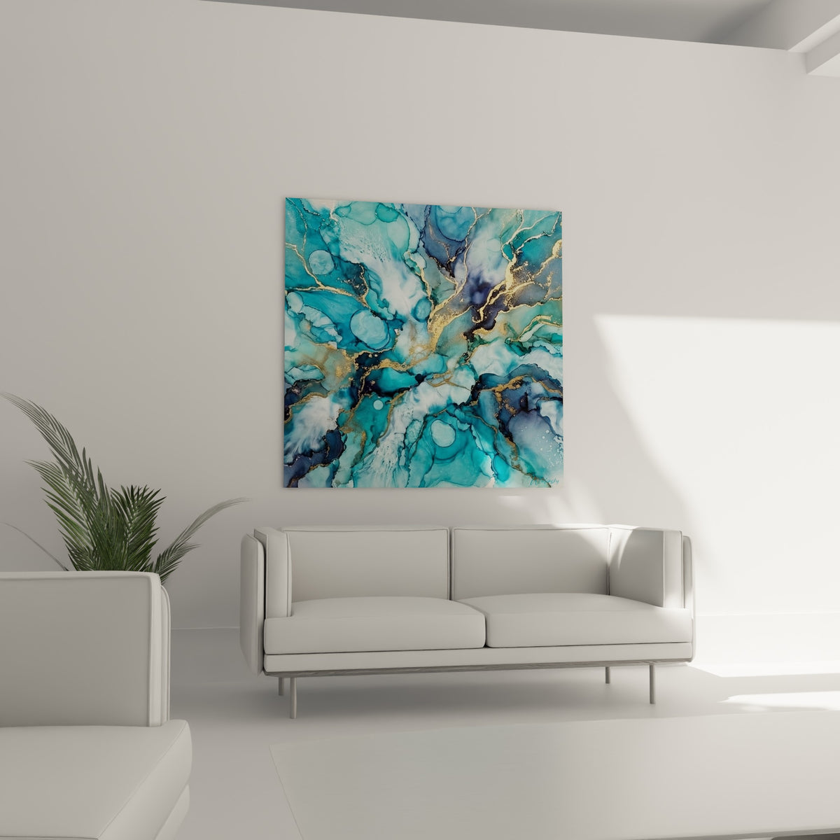 Compositions abstraites bleu marine et turquoise doré au-dessus d'un canapé dans un salon lumineux