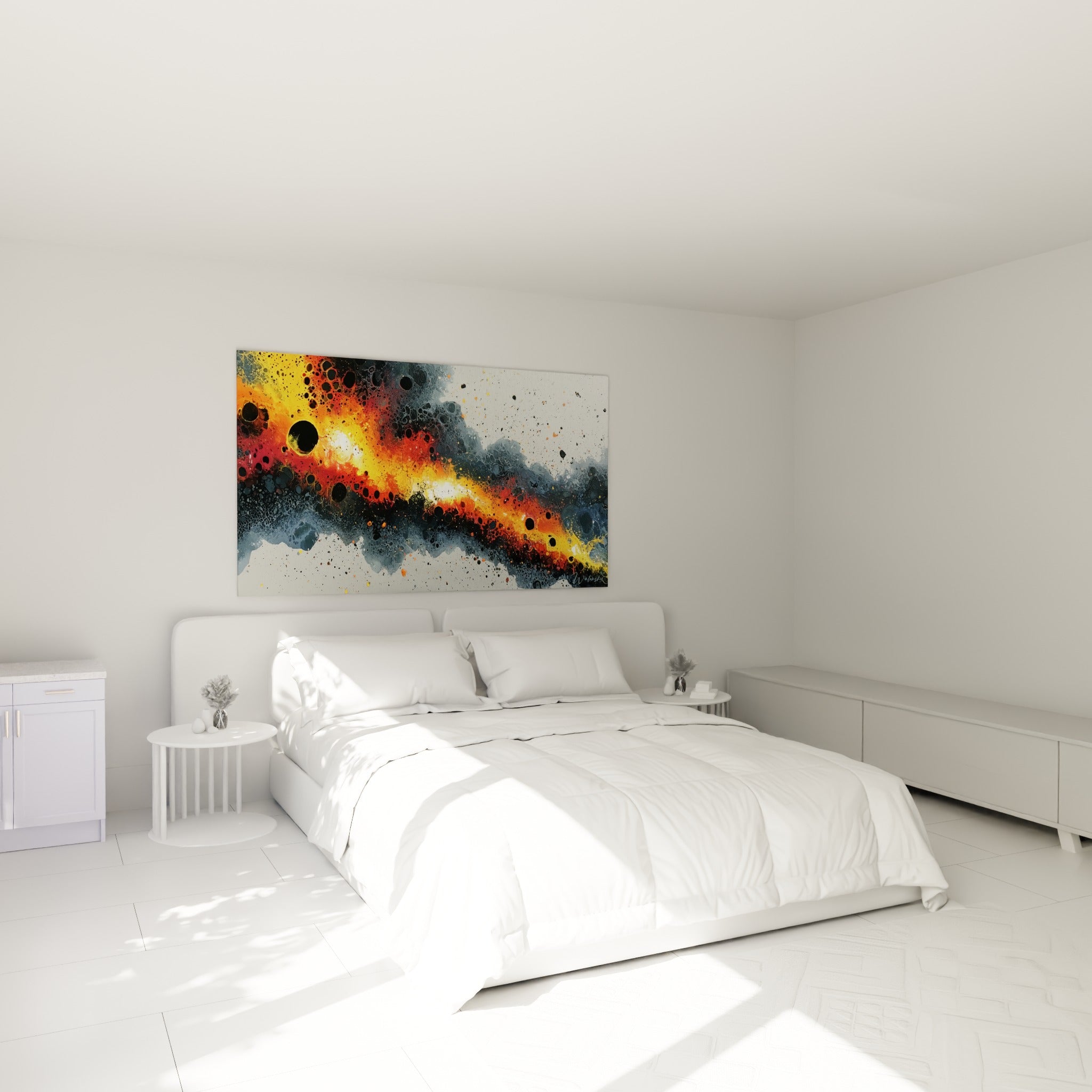 Éruption abstraite dorée et noire accrochée au-dessus d'un lit dans une chambre claire
