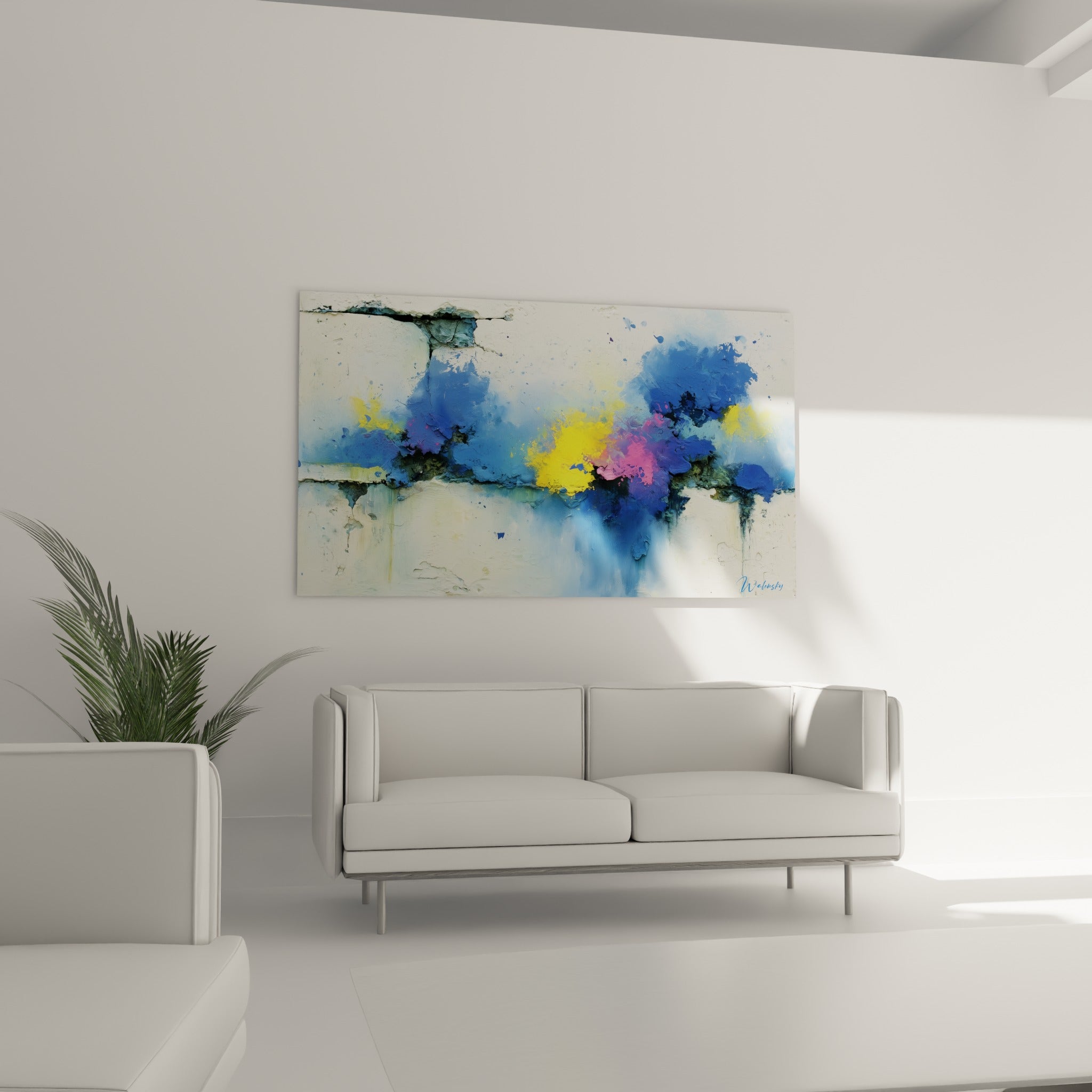 Composition abstraite bleu profond et rose fauve suspendue au-dessus d'un canapé dans un salon lumineux