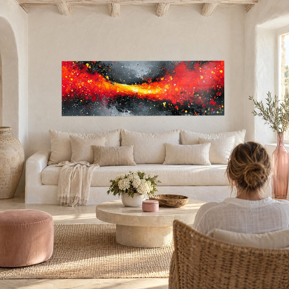 Gemälde glühender Lavastrom in Rot und Gelb, goldene Spritzer auf grauem und schwarzem Grund, über einem Sofa in einem hellen Wohnzimmer