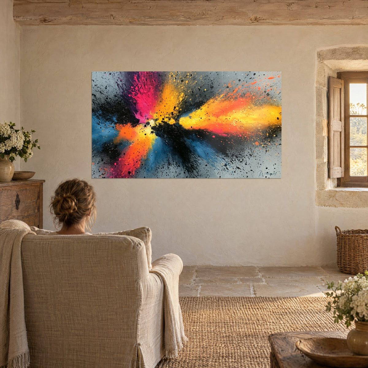 Tableau peinture éclatante jaune, rose et bleu acier, traînées noires, fixée par une femme de dos dans un fauteuil beige près d'une fenêtre