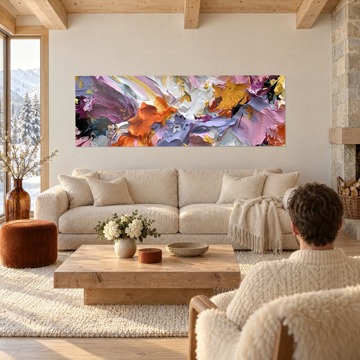 Quadro pittura astratta a impasto spesso in malva, arancio e giallo senape, sopra un divano in un soggiorno luminoso