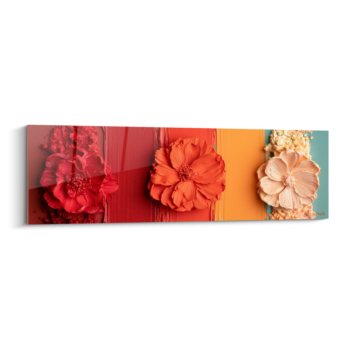 Trois fleurs en relief rouge, orangé et pêche sur fond de bandes ocre et bleu sauge