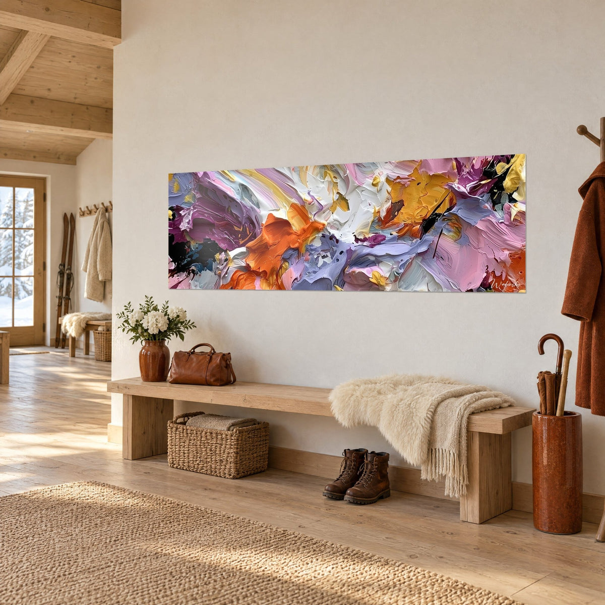 Quadro esplosione floreale a pennellate di spatola viola prugna, bianco crema e ocra, vista a tre quarti nell'ingresso di uno chalet