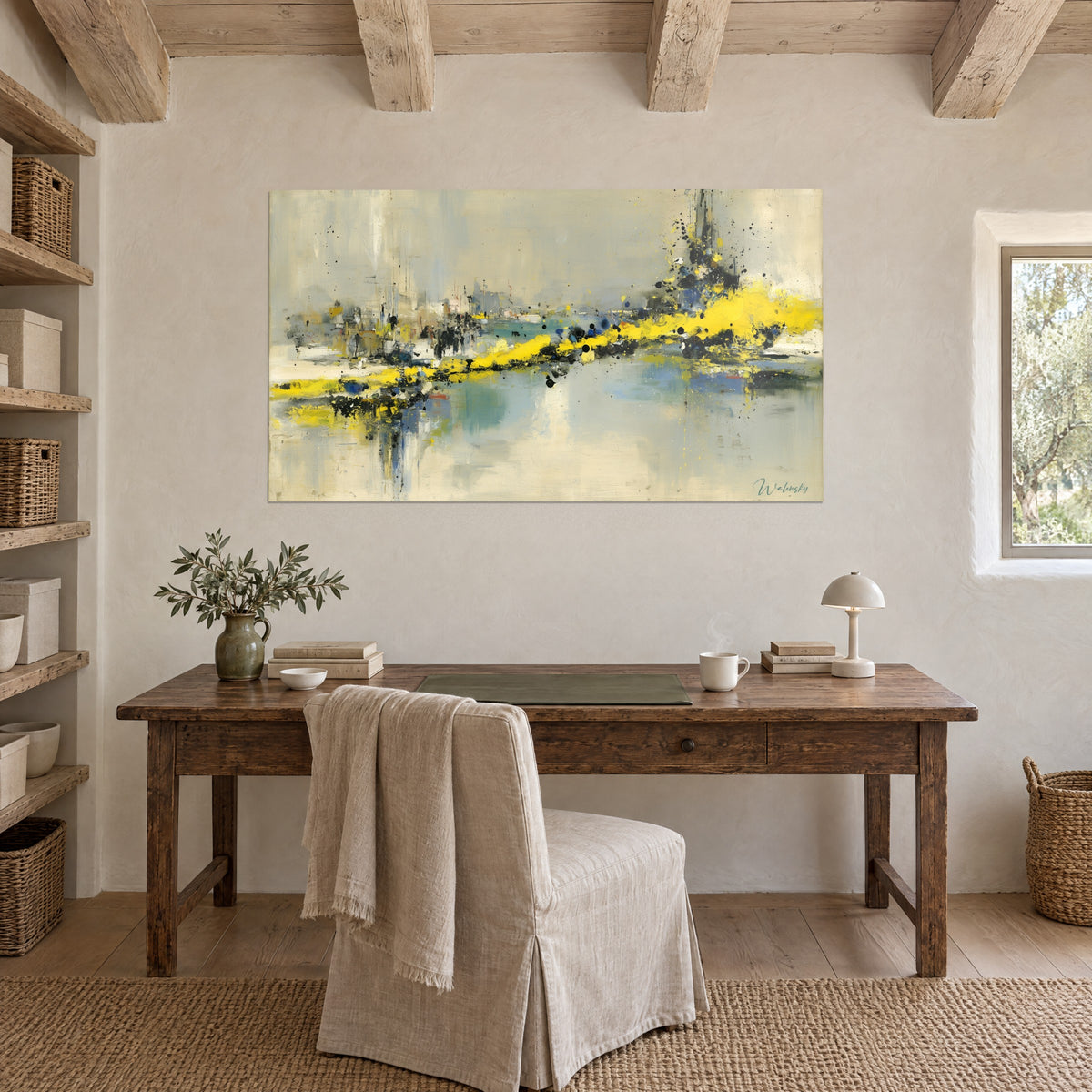 Tableau paysage portuaire abstrait aux coulures verticales, jaune moutarde et bleu pâle, accroché au-dessus d'un bureau en bois