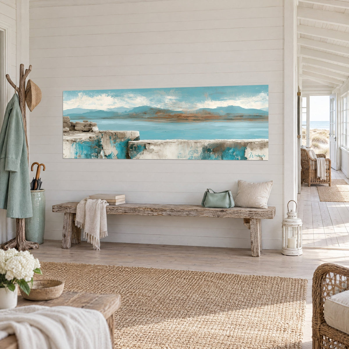 Tableau rivage oublié en peinture abstraite, mer turquoise, nuages crème et reflets ocre, dans une maison de bord de mer