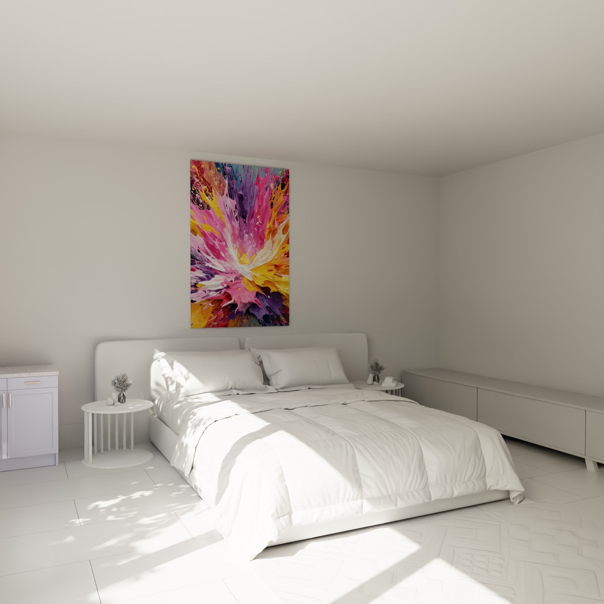 Jaillissement coloré rose et violet à empâtements dorés, accroché au-dessus d'un lit dans une chambre claire