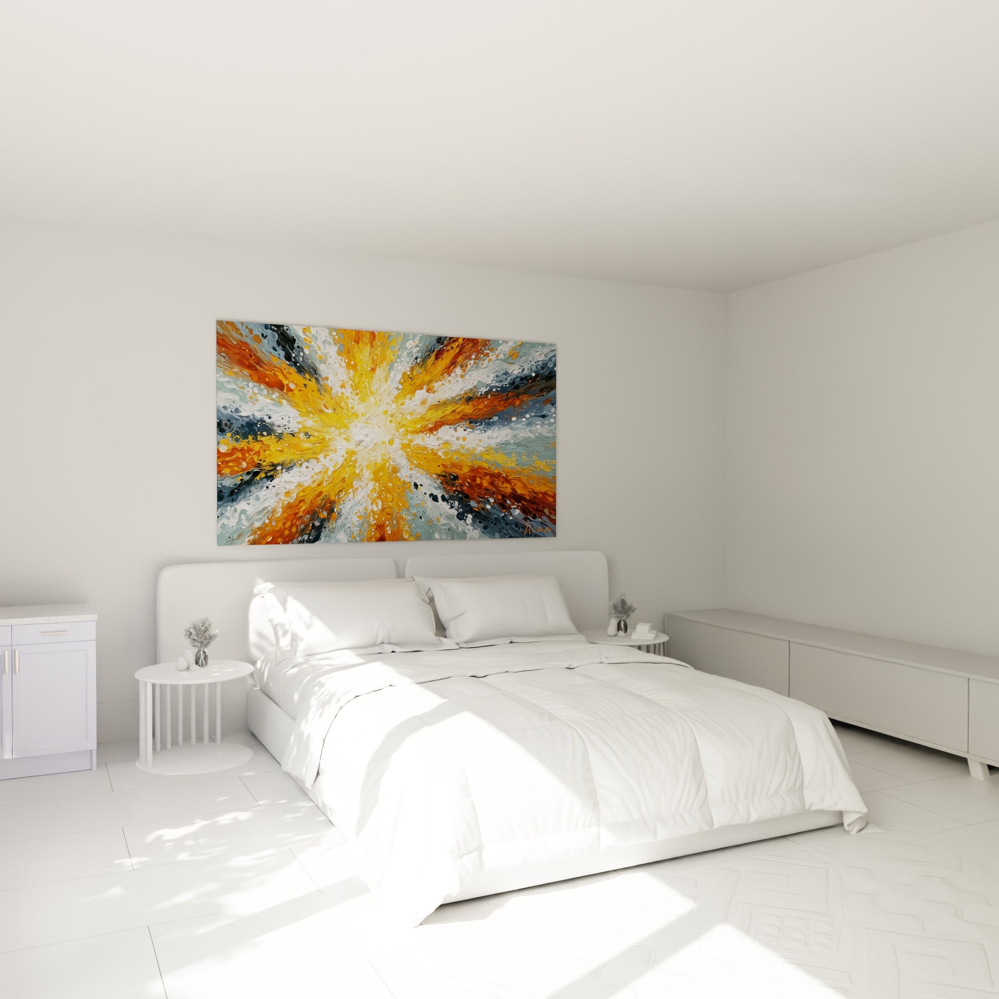 Jaillissement ocre et anthracite figé en mouvement, accroché au-dessus d'un lit dans une chambre claire