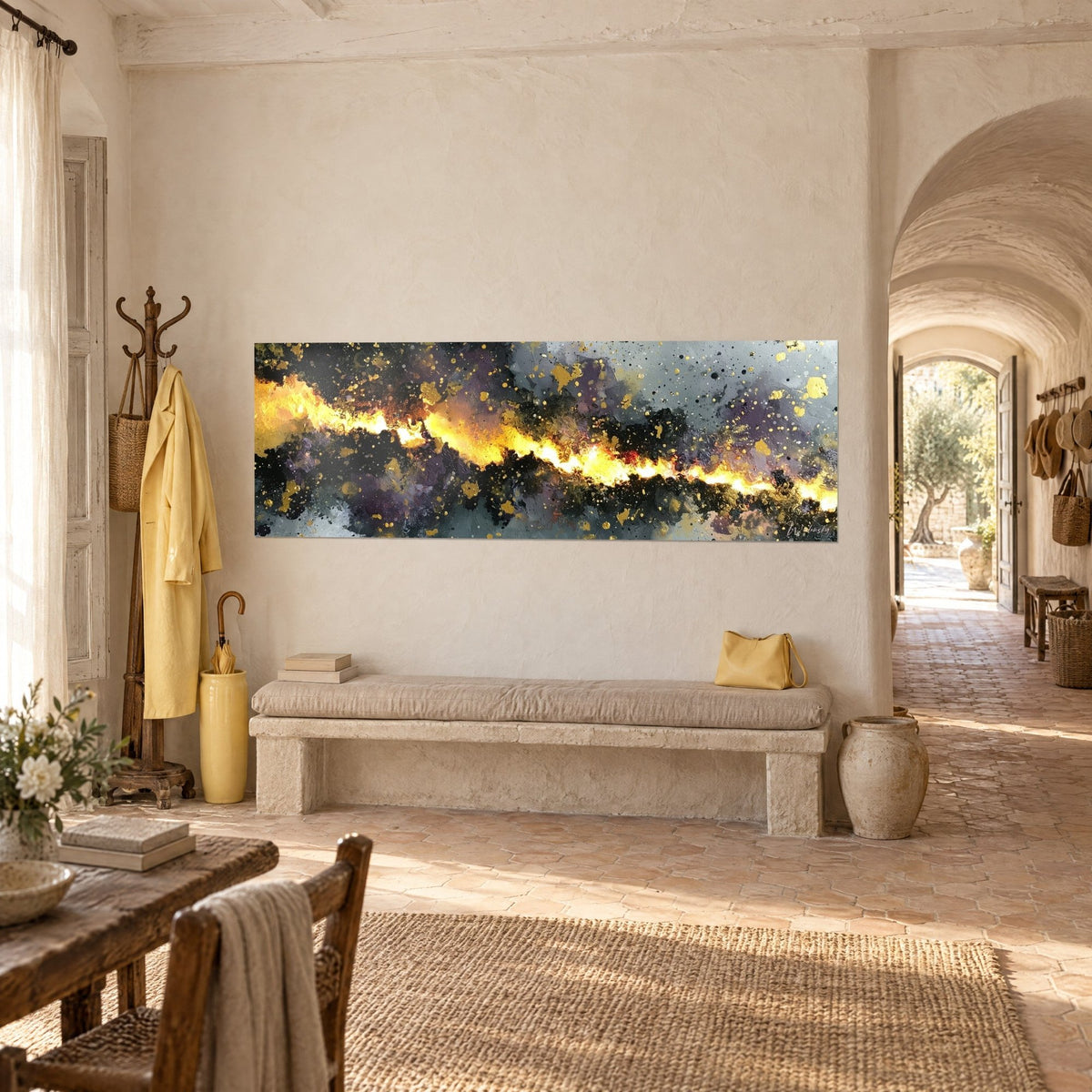 Quadro squarcio di luce giallo vivo che attraversa nuvole nere e malva, pigmenti dorati proiettati, panca in pietra di un casale