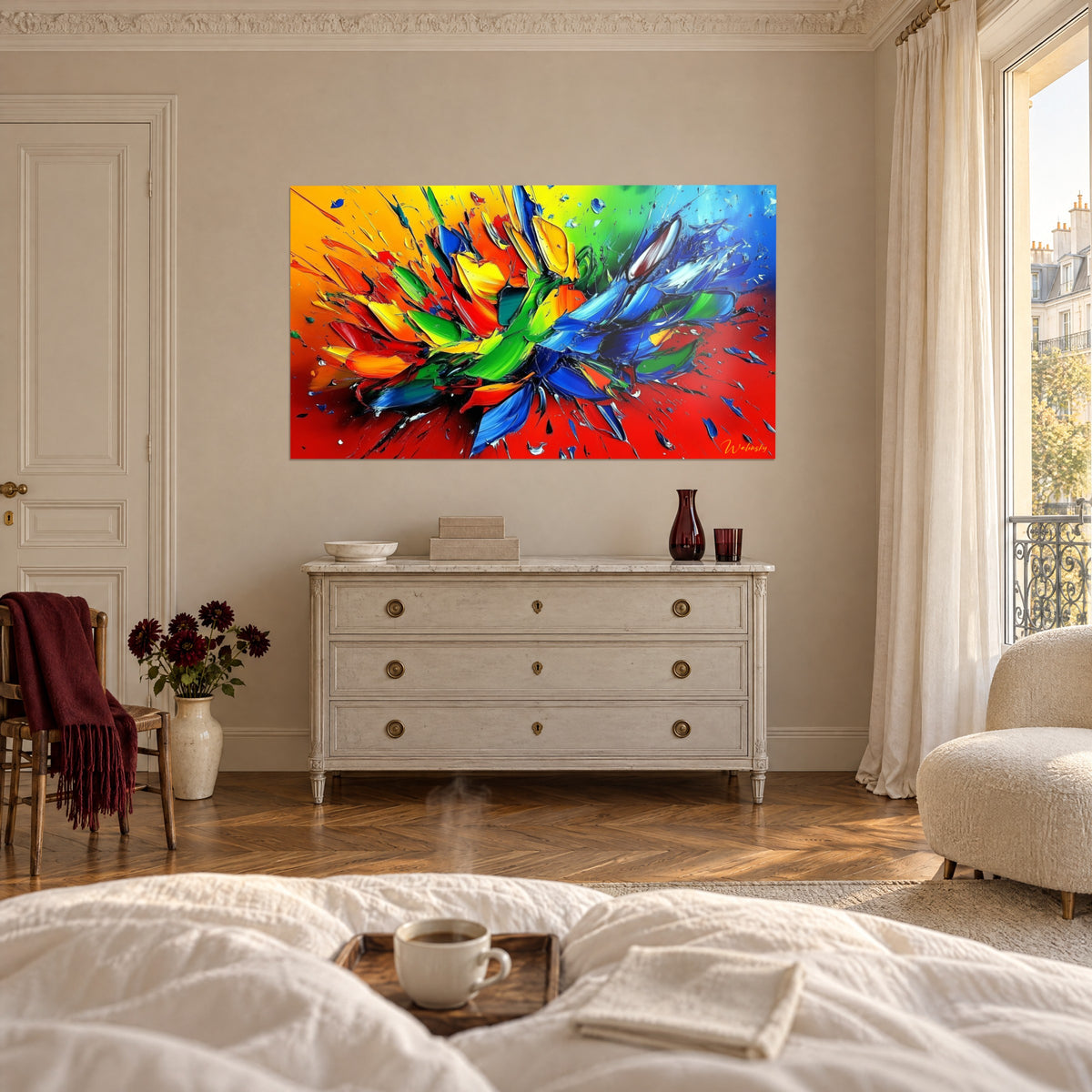 Cuadro haz de colores vivos en empastes amarillos, verdes y rojos, encima de una cama en un dormitorio luminoso
