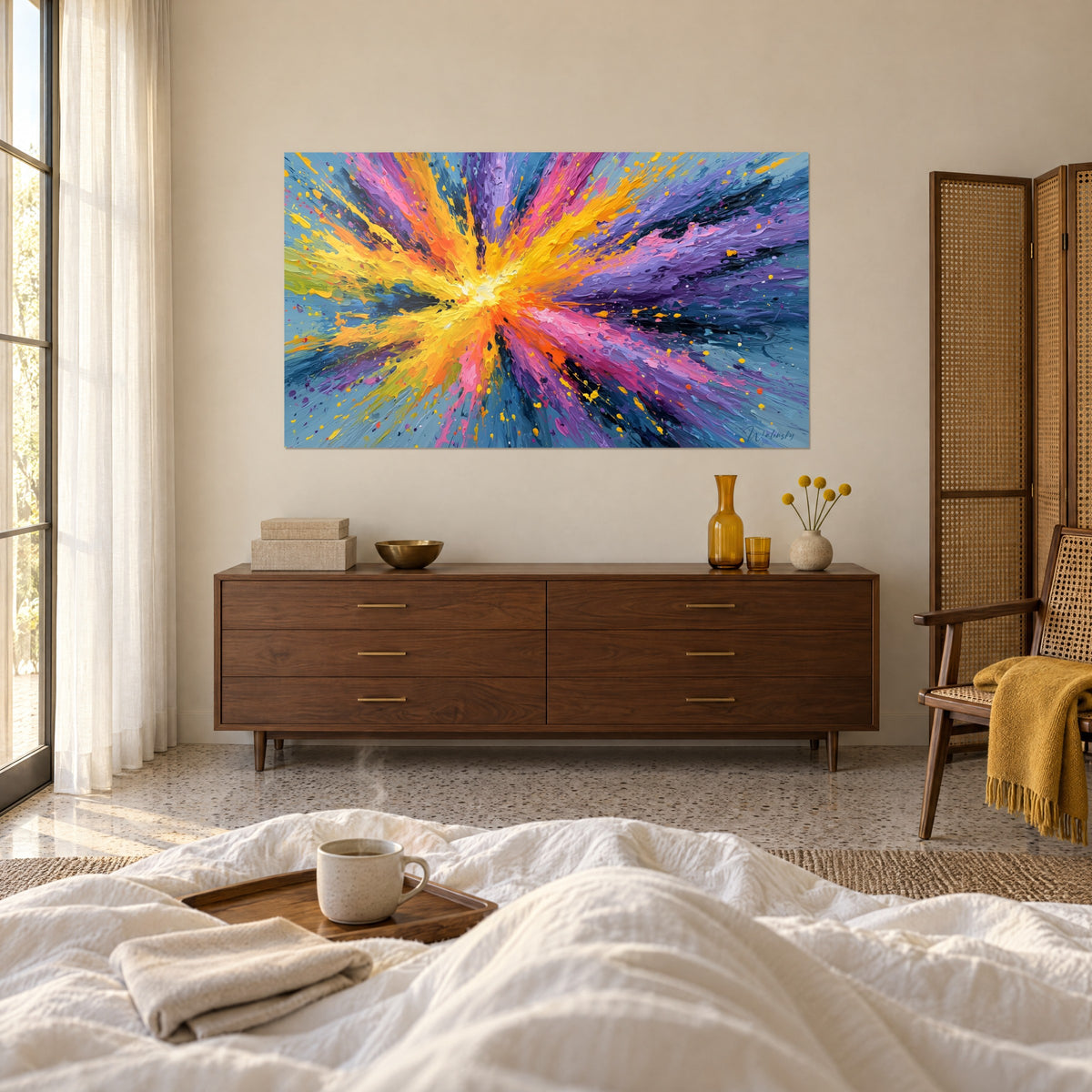 Schilderij abstracte supernova in saffraangeel, violet en roze, boven een bed in een lichte slaapkamer, notenhouten commode