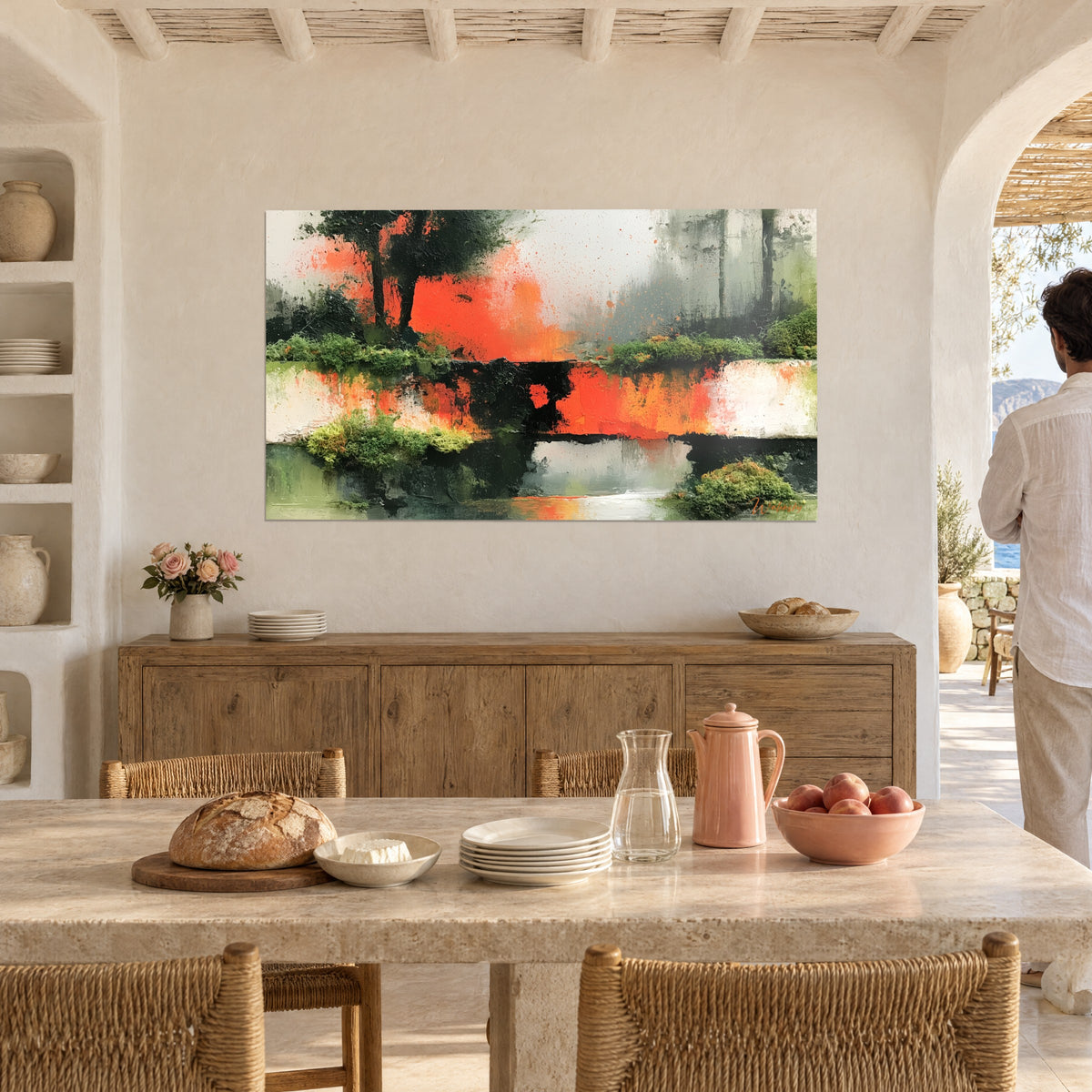 Tableau reflet d'étang en éclaboussures orange et vert olive, personne de dos, salle à manger méditerranéenne