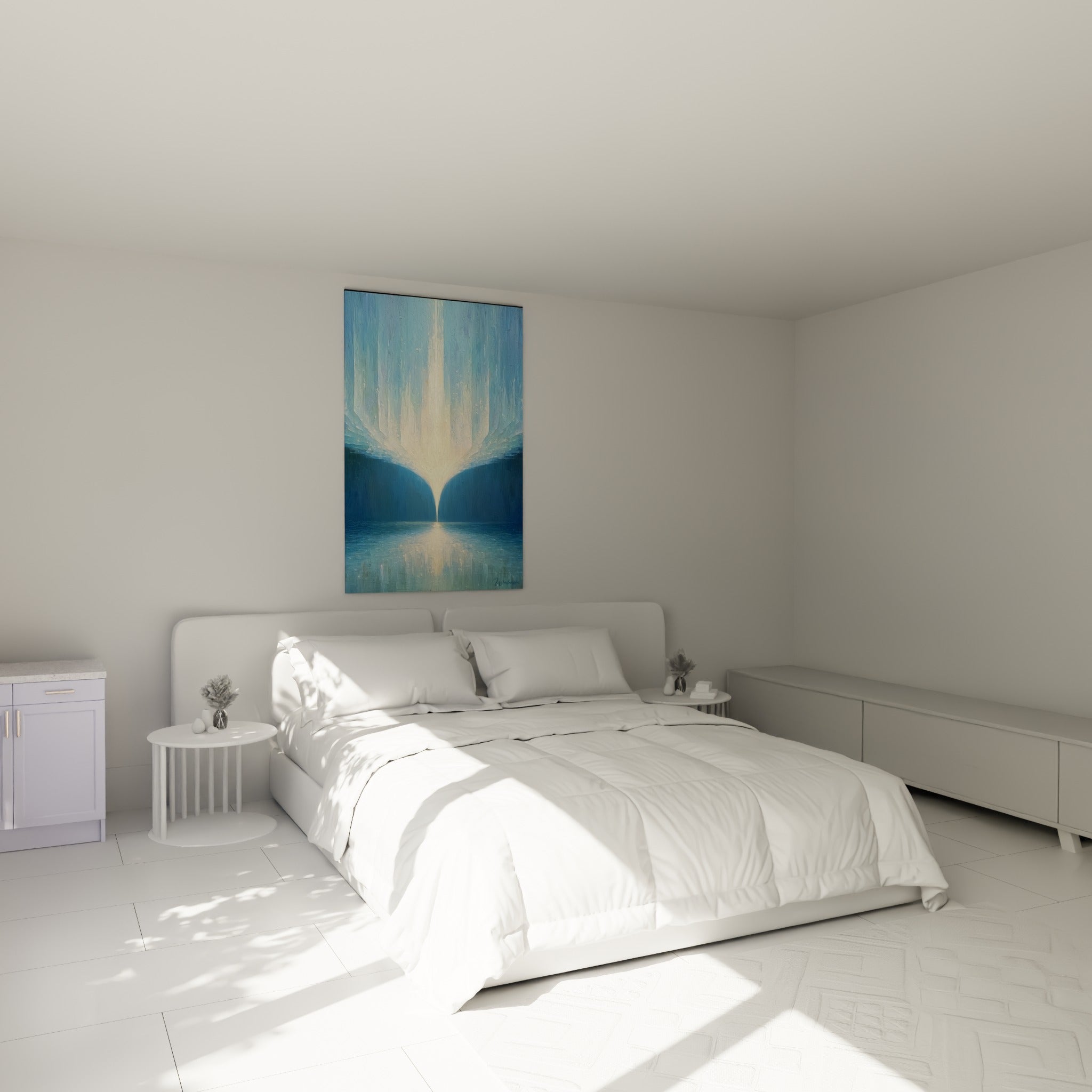 Lumière dorée traversant un fond bleu marine et pastel, accrochée au-dessus d'un lit dans une chambre claire