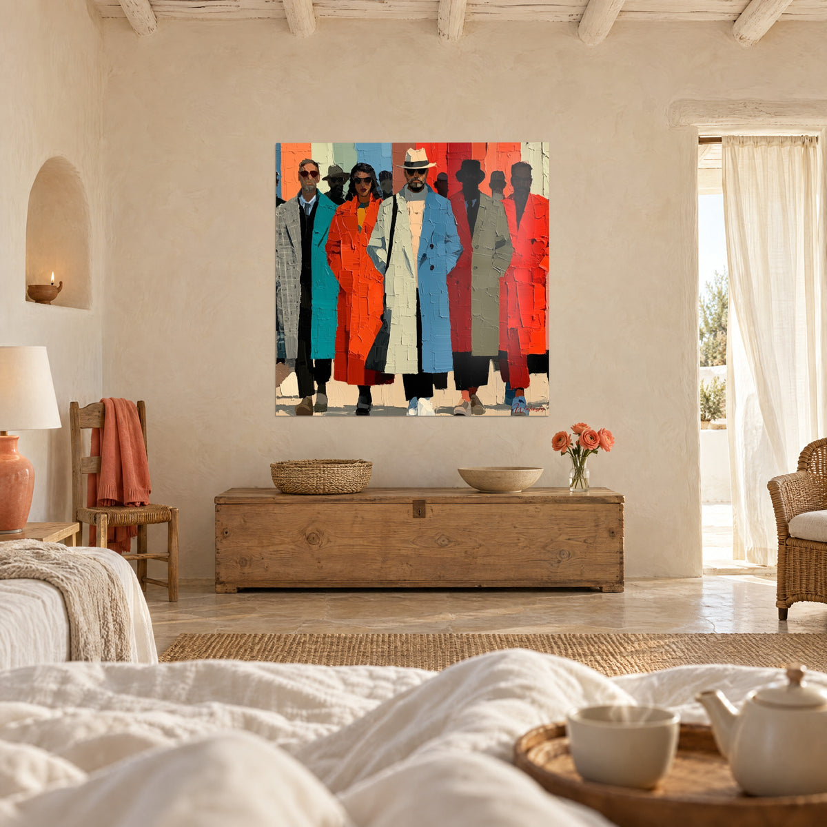 Tableau marcheurs aux lunettes noires, manteaux orange corail et gris clair, matière en relief, au-dessus d'un lit dans une chambre claire