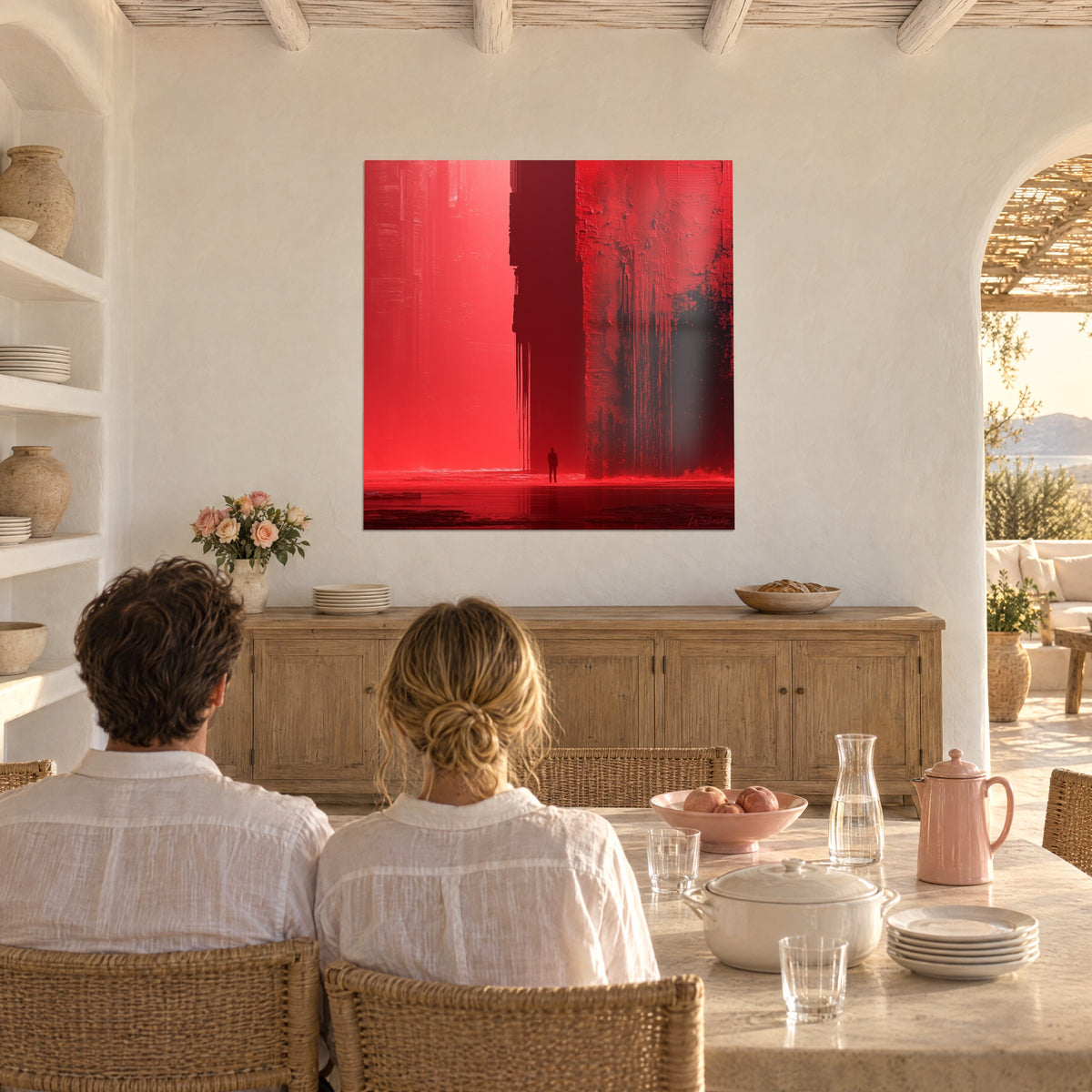 Quadro scogliera di pittura rosso vivo con striature d'inchiostro nero, velo rosato a sinistra, in una sala da pranzo imbiancata