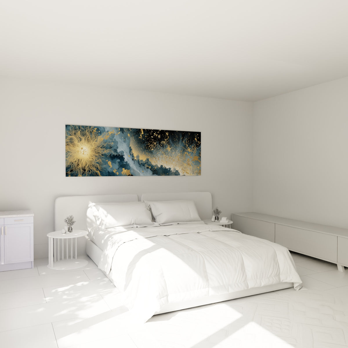 Nébuleuse dorée aux teintes bleu marine et anthracite, accrochée au-dessus d'un lit dans une chambre claire