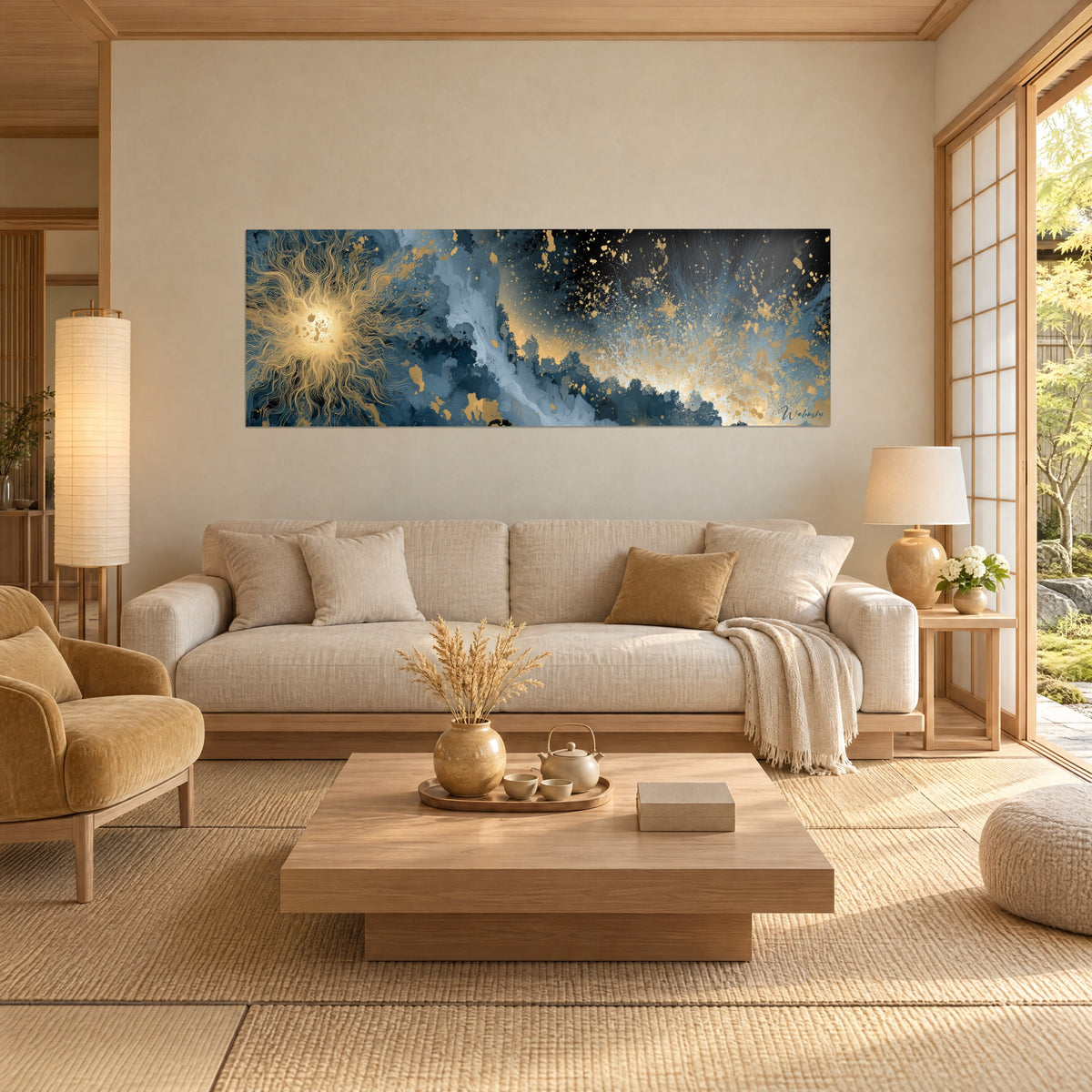Gemälde goldenes Gestirn mit strahlenden Filamenten, Wirbel in Marineblau und Schwarz, über einem Sofa in einem hellen Wohnzimmer
