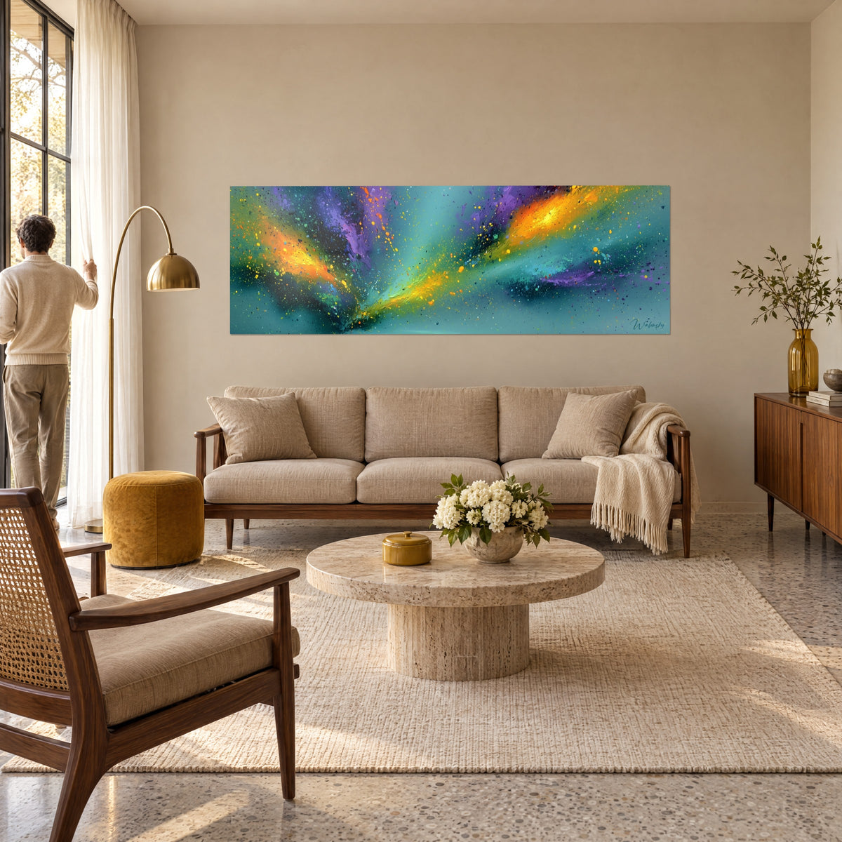 Gemälde Kosmischer Nebel in Türkis mit orangefarbenen und violetten Schlieren, betrachtet von einem Mann von hinten, über einem Sofa in einem hellen Wohnzimmer
