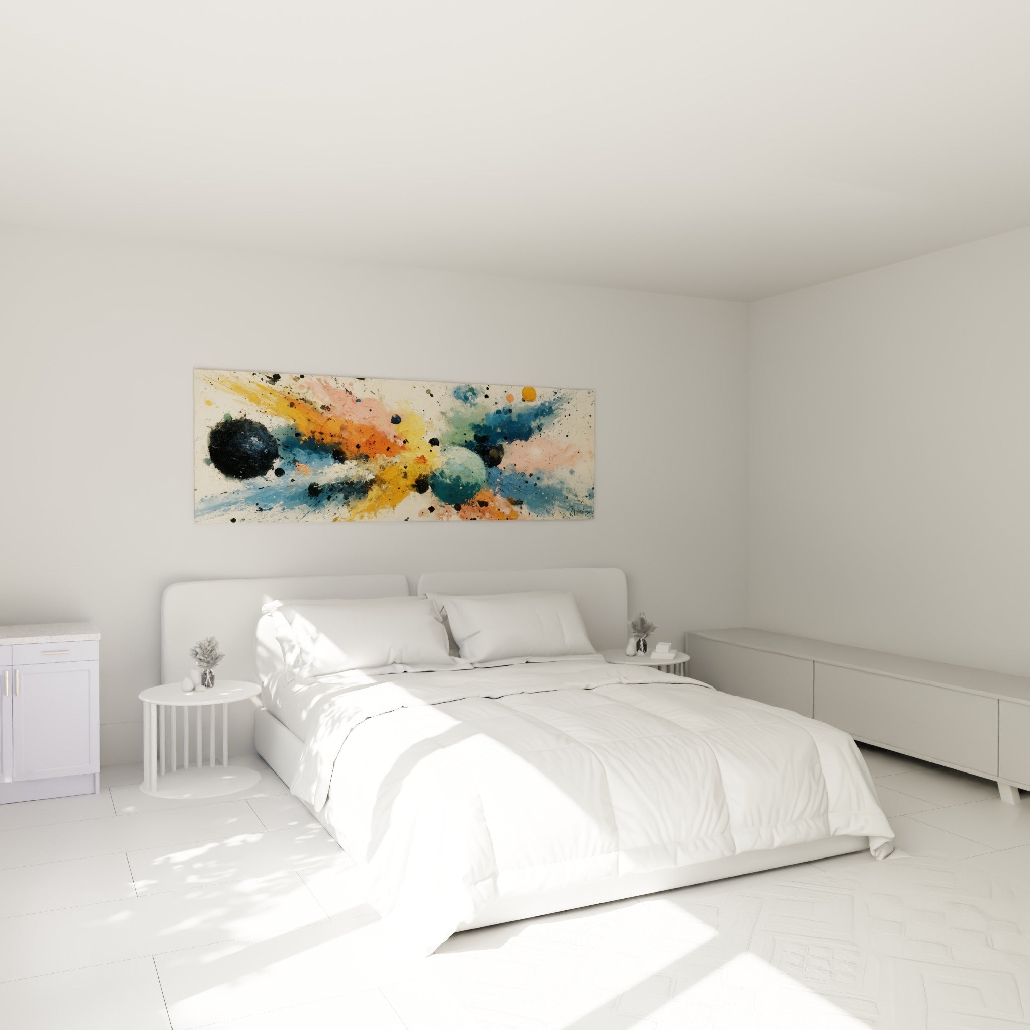Nébuleuse colorée bleu marine et ocre accrochée au-dessus d'un lit dans une chambre claire