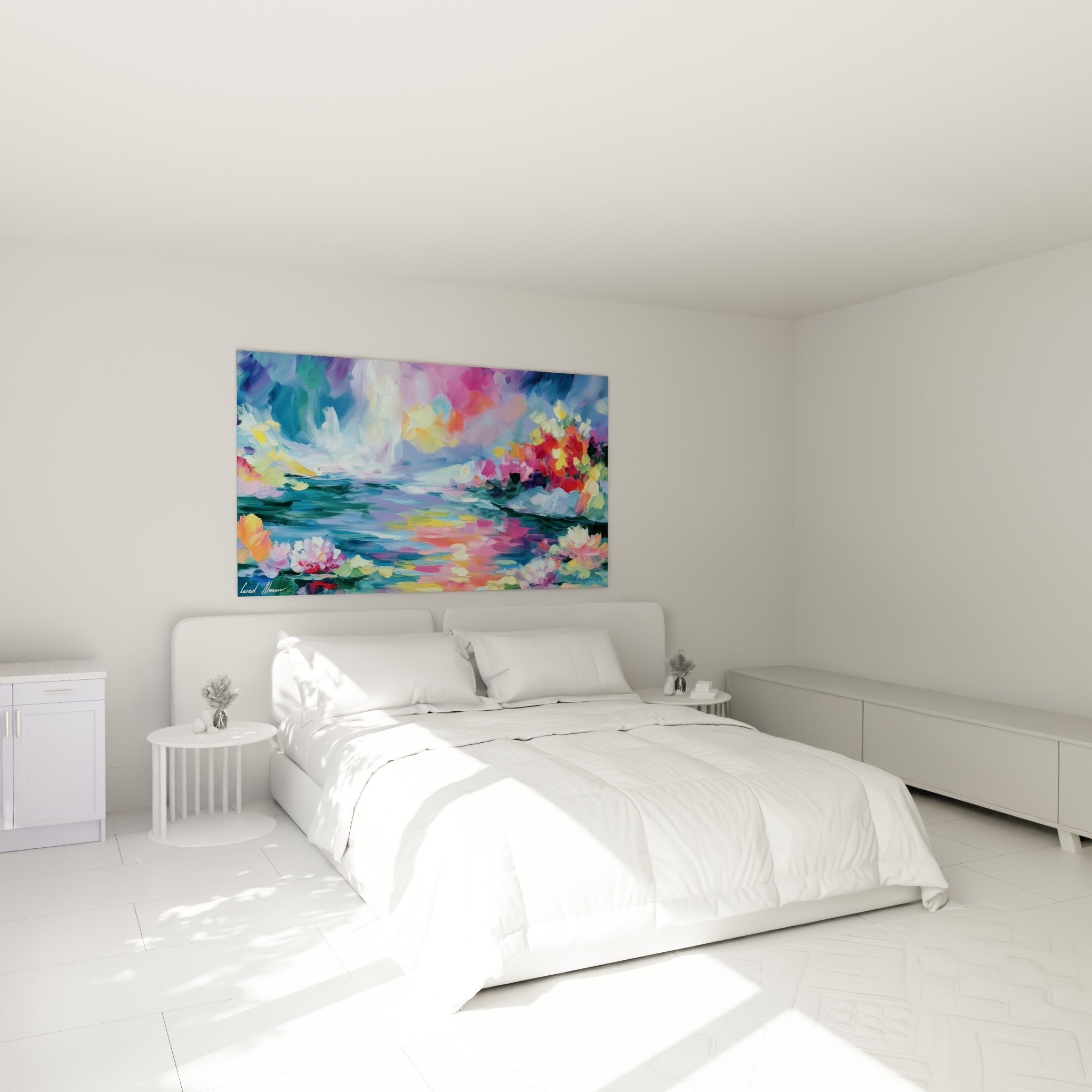 Nénuphars roses et bleu marine peints en style Peinture abstrait, au-dessus d'un lit dans une chambre claire