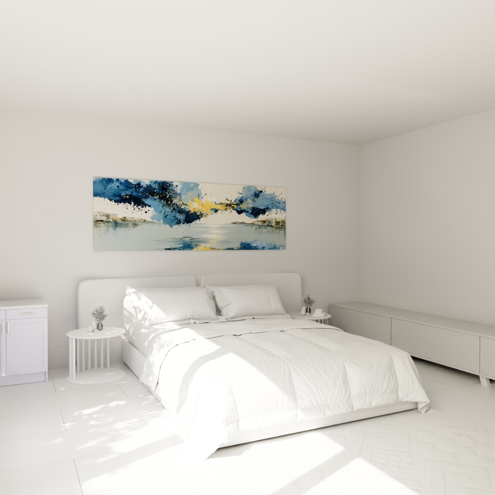 Nuages bleu marine et lueur dorée sur ce tableau abstrait, au-dessus d'un lit dans une chambre claire
