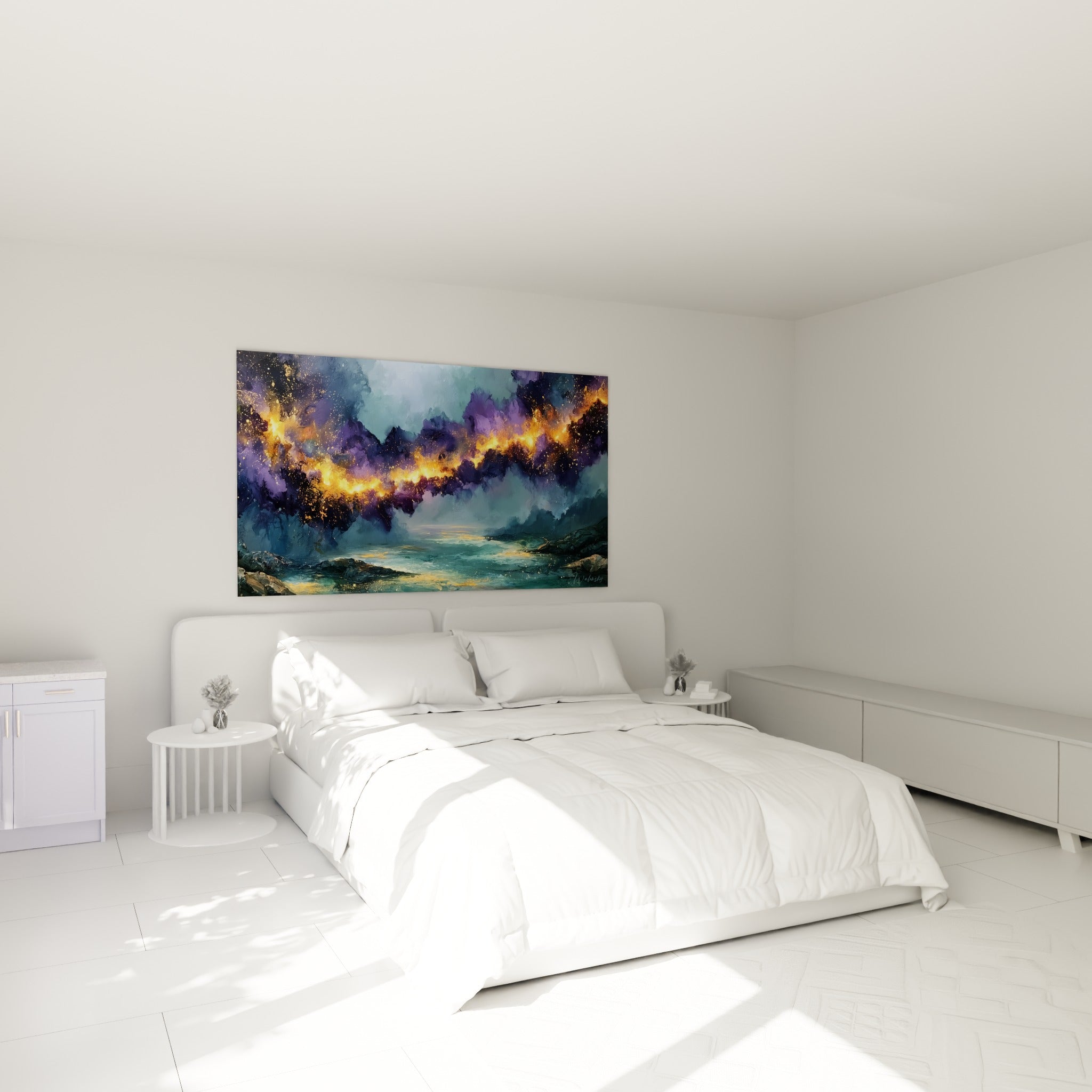 Nuages violets et lueur dorée du style Peinture abstrait au-dessus d'un lit dans une chambre claire