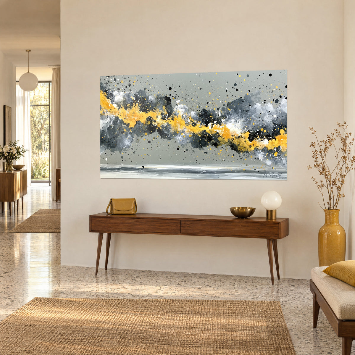 Quadro di nuvole di tempesta in acrilico, nastro giallo oro che scorre tra grigio perla e nero, su una console in legno, vista di tre quarti