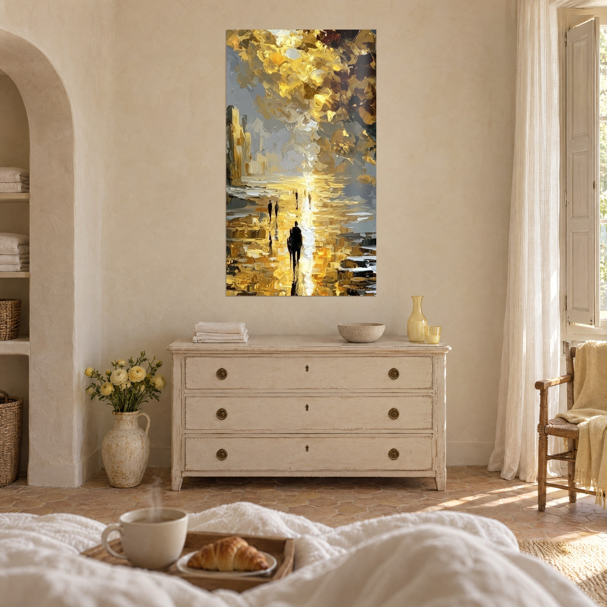 Tableau passants nocturnes sous une pluie d'or et d'argent, commode blanche et fleurs, accroché au-dessus d'un lit dans une chambre claire