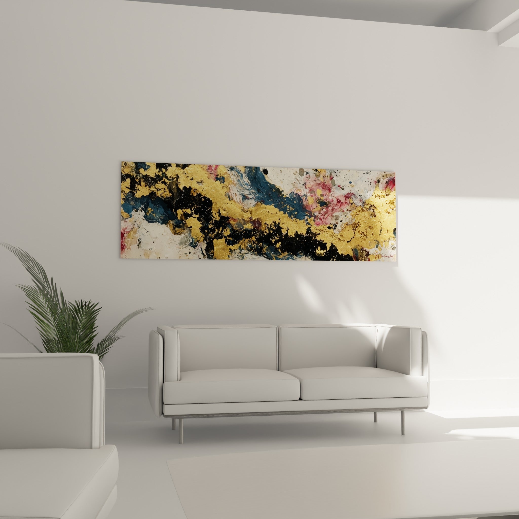 Veine dorée sur fond bleu marine du style Peinture abstrait suspendue au-dessus d'un canapé dans un salon lumineux