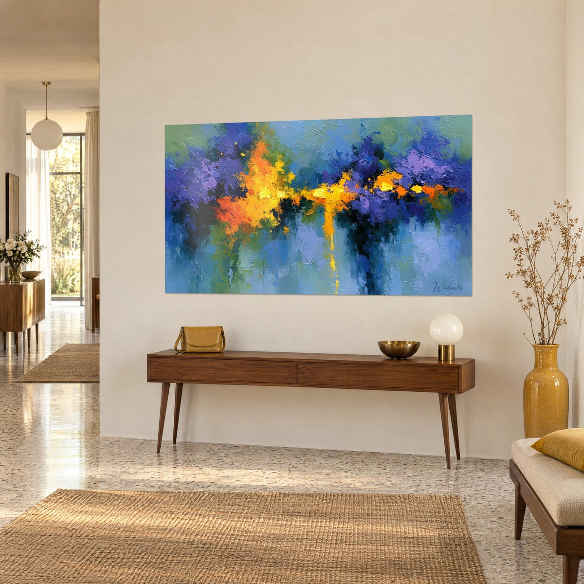 Cuadro con un resplandor amarillo azafrán que atraviesa masas índigo, coladas verticales sobre fondo azul cielo, colgado en una pared de pasillo