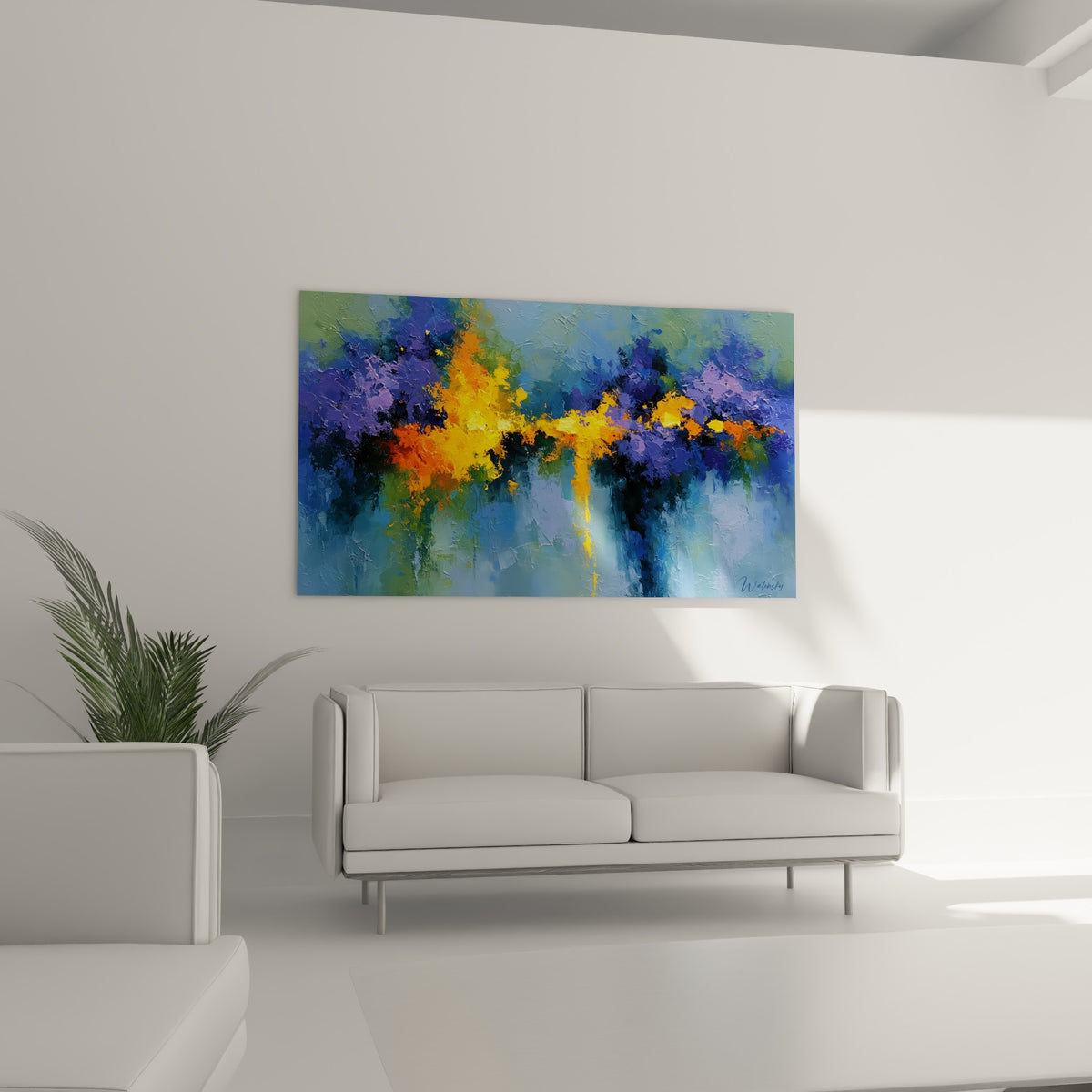 Éclats orangés et touches violettes sur fond bleu profond, au-dessus d'un canapé dans un salon lumineux