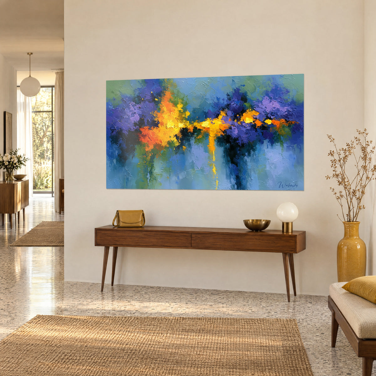 Tableau lueur jaune safran traversant des masses indigo, coulures verticales sur fond bleu ciel, accroché sur un mur de couloir