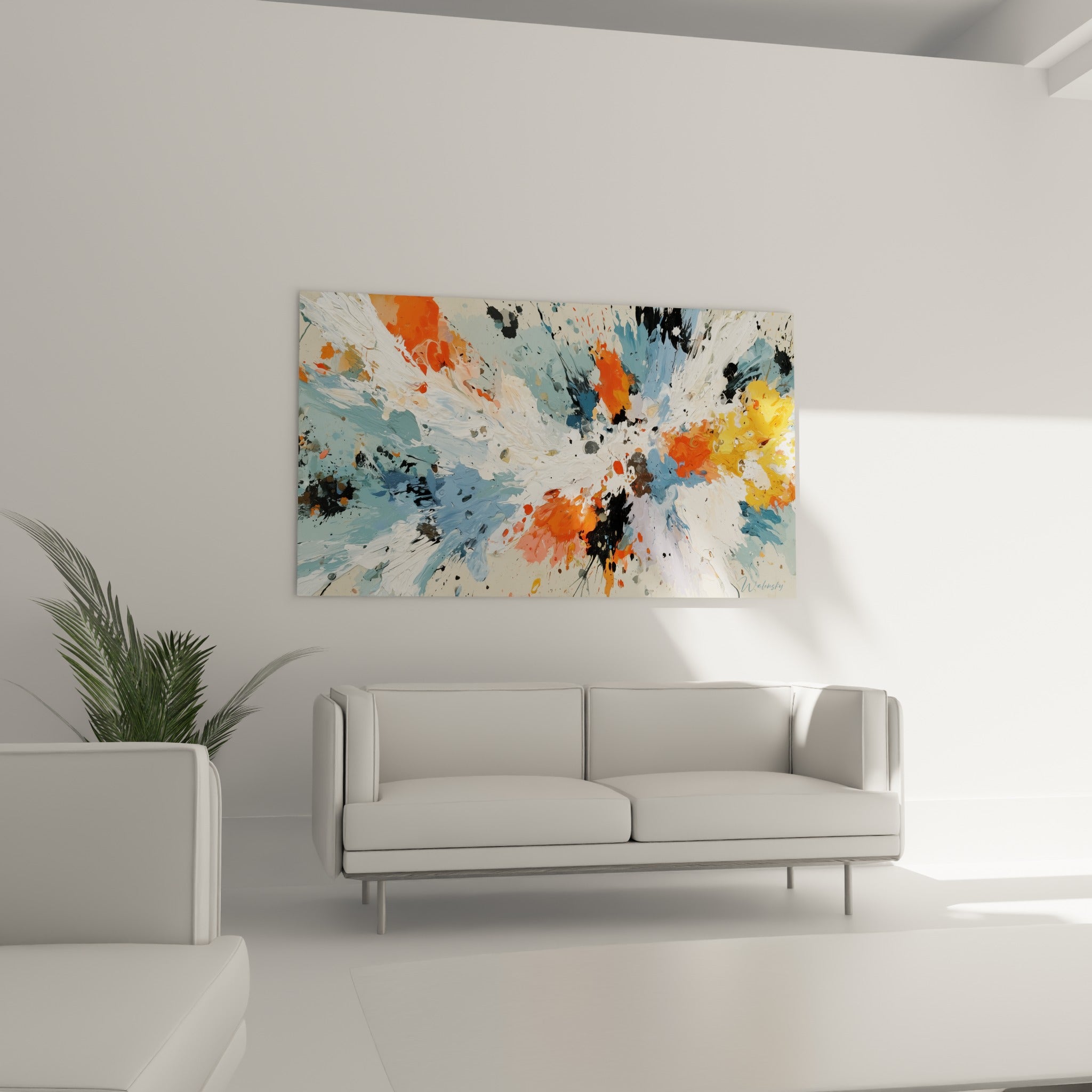 Composition abstraite jaillissante en bleu ardoise et orange vif au-dessus d'un canapé dans un salon lumineux