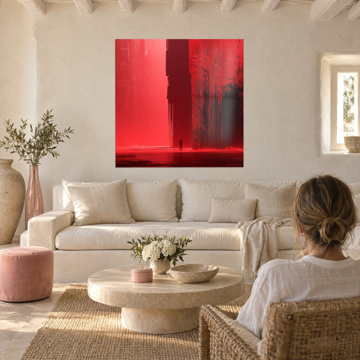Quadro monolite cremisi con colature nere, piccola sagoma scura su pavimento rosa, sopra un divano in un soggiorno luminoso