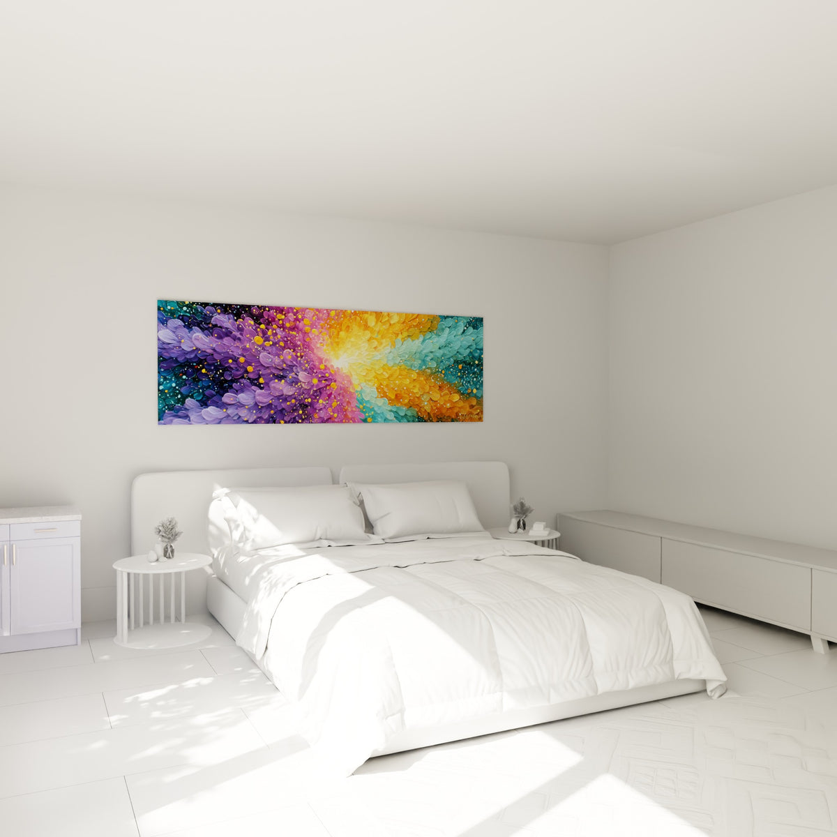 Fleur abstraite violette et dorée déployée au-dessus d'un lit dans une chambre claire