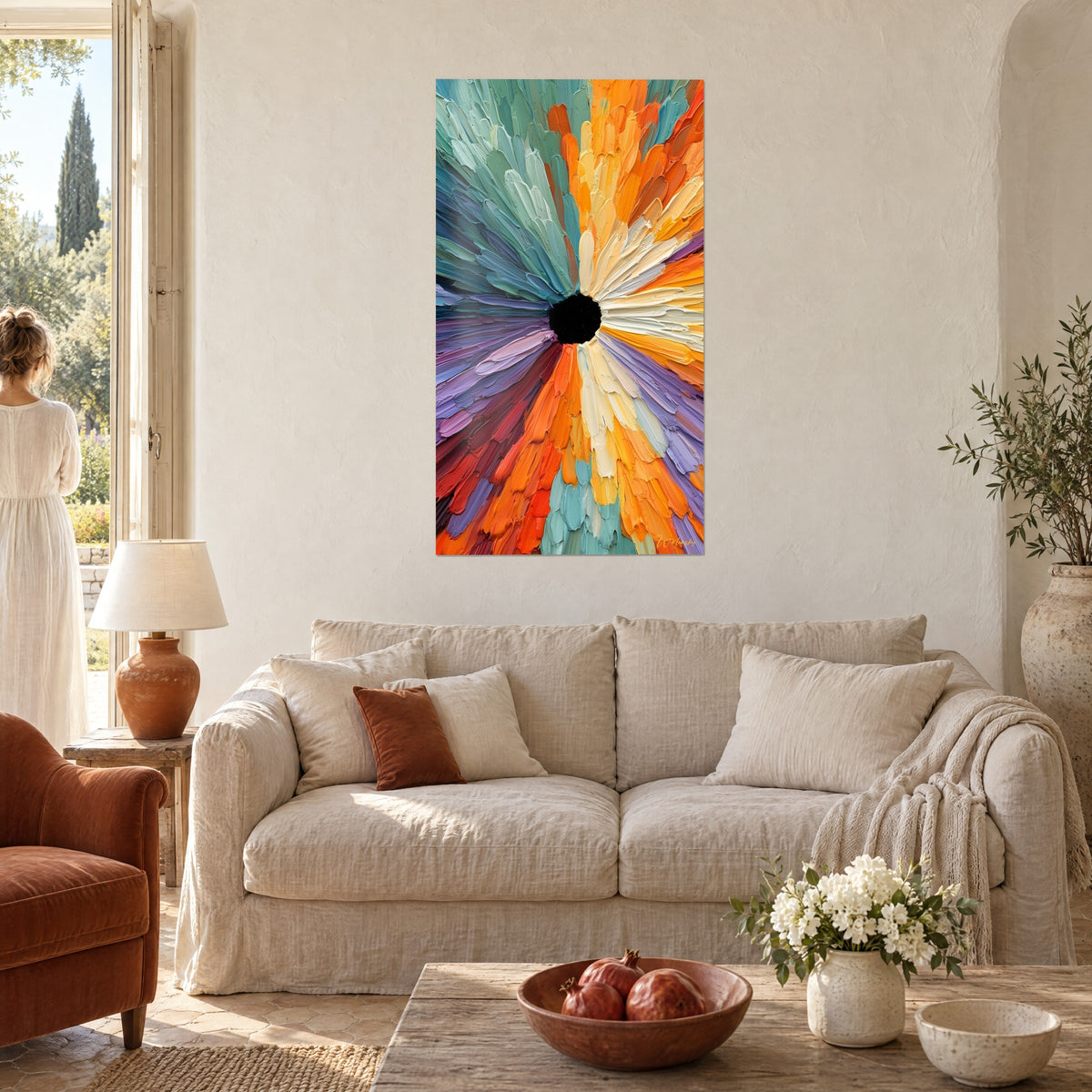Schilderij uitbarstende bloem met oranje en petrolkleurige bloemblaadjes, zwart hart en dik impasto, vrouw van achteren, boven een bank in een lichte woonkamer