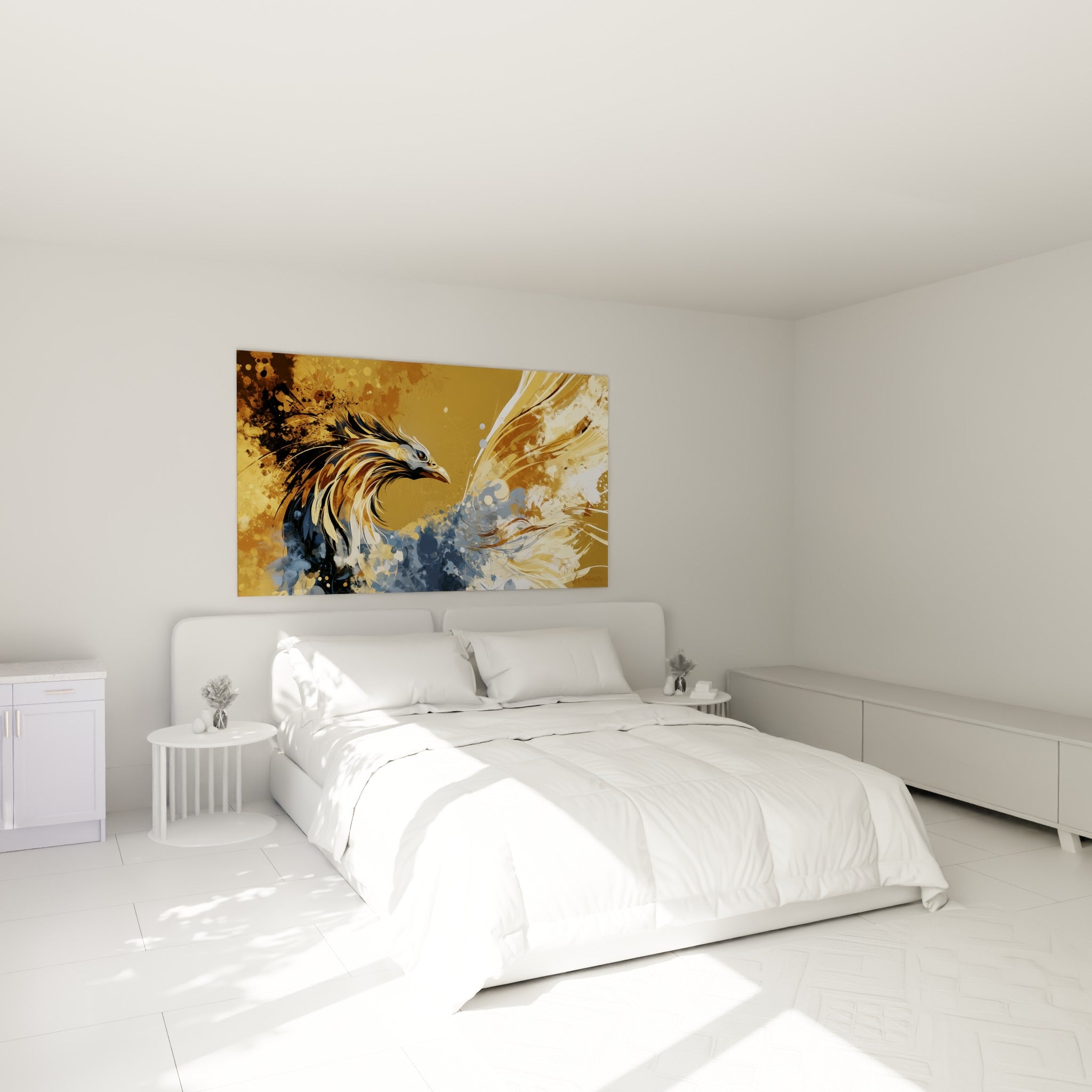 Plumage doré et bleu marine du phénix suspendu au-dessus d'un lit dans une chambre claire